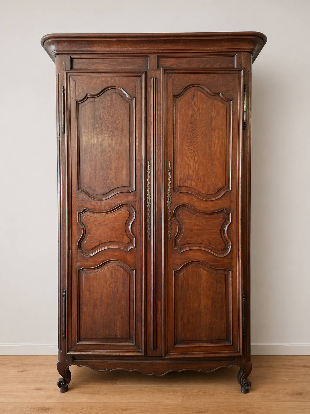 Louis XV period wardrobe in solid oak. 18th century.