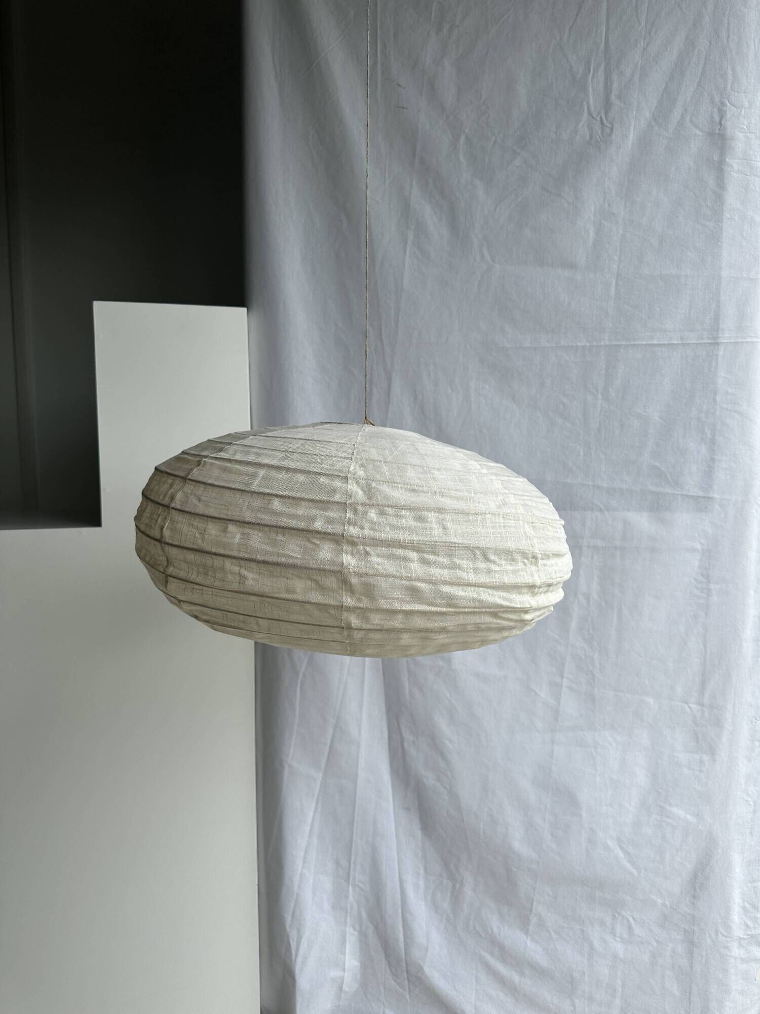 Large oval flat Japanese-style suspension in rattan and natural linen H35 D60.