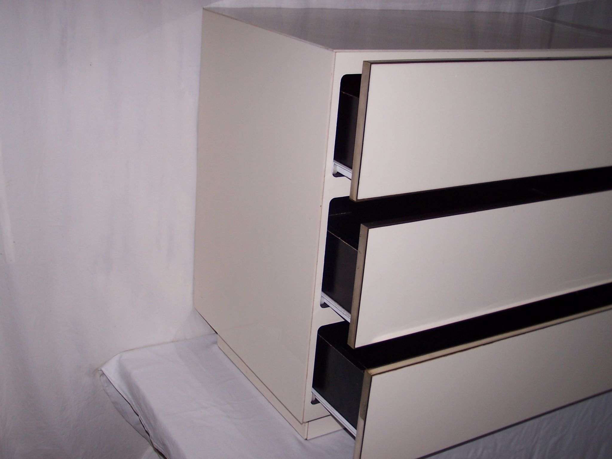Commode blanche des années 70