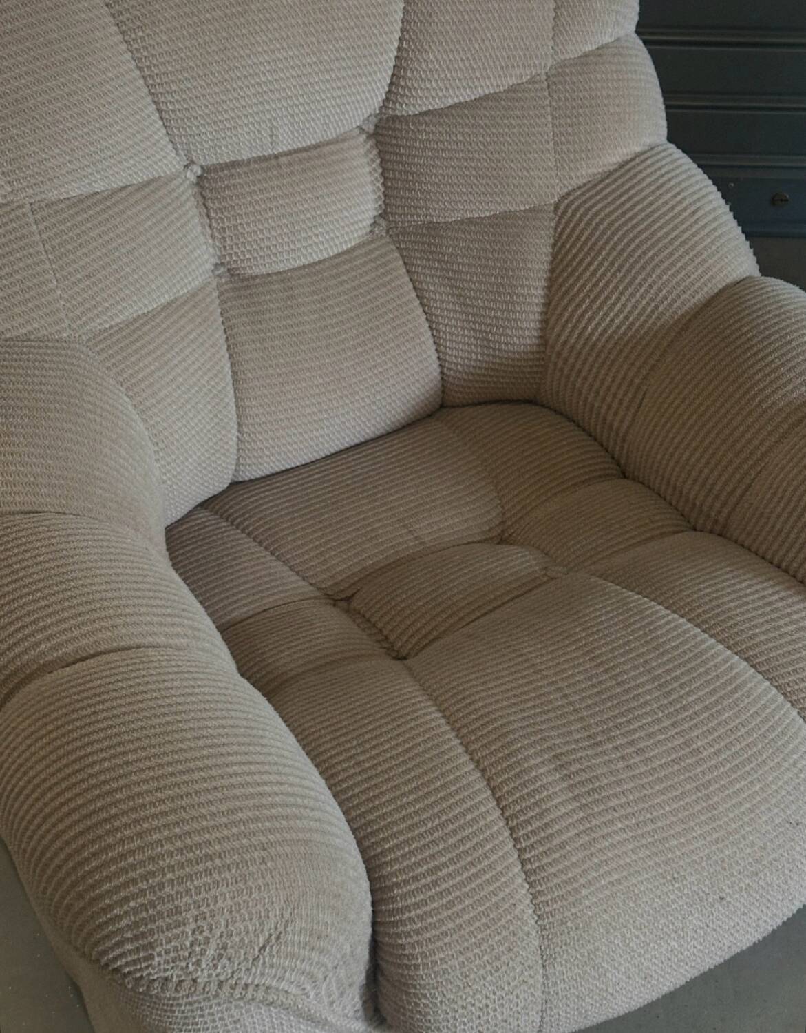 Paire de fauteuils vintage sculpturaux en tissu chenillé côtelé beige