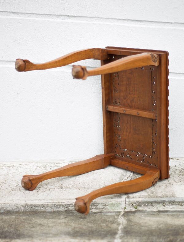 Table guéridon bois sculpté fait à la main, table basse moulurée vintage, table pieds griffe