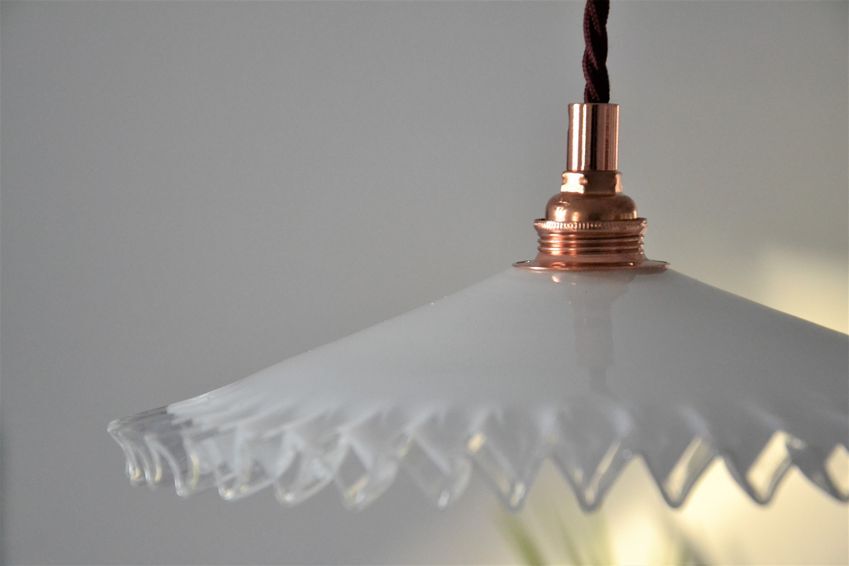 Suspension opaline festonnée blanche, douille E14 en cuivre et rosace coupole