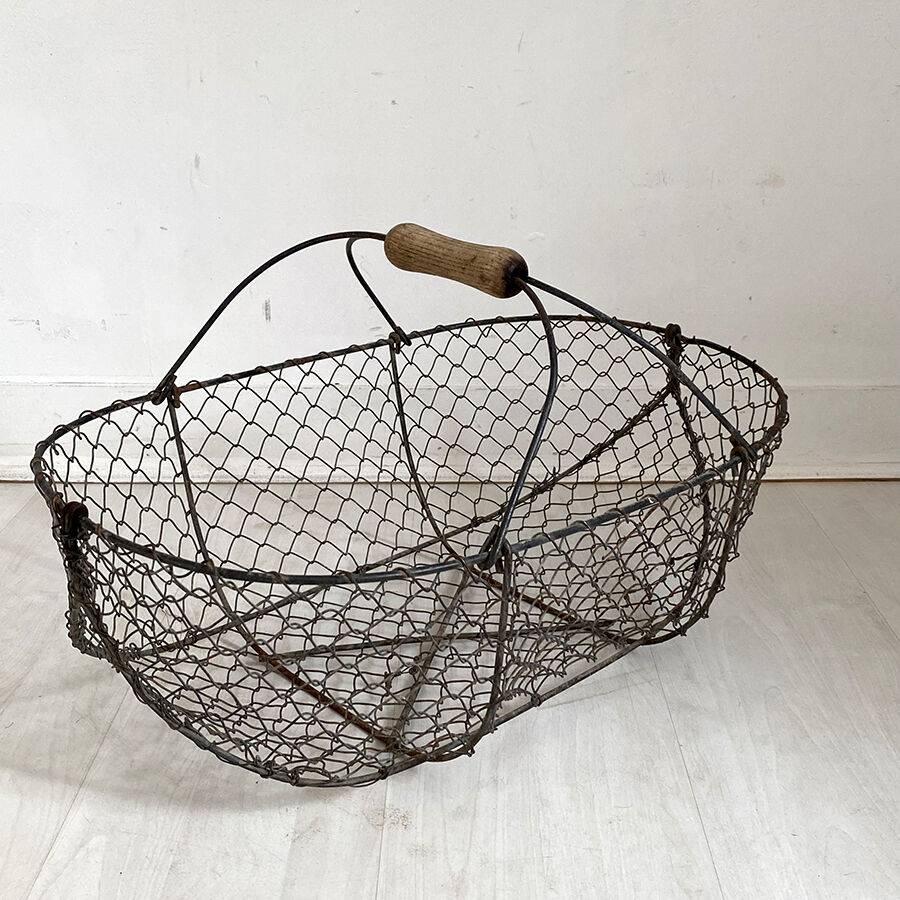 Basket in metal and old wood