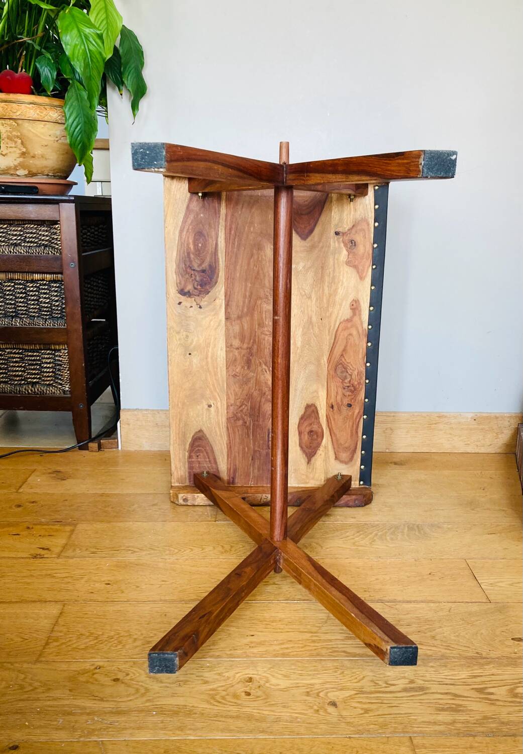 Desk, writing desk in solid rosewood and studded leather, 20th century.