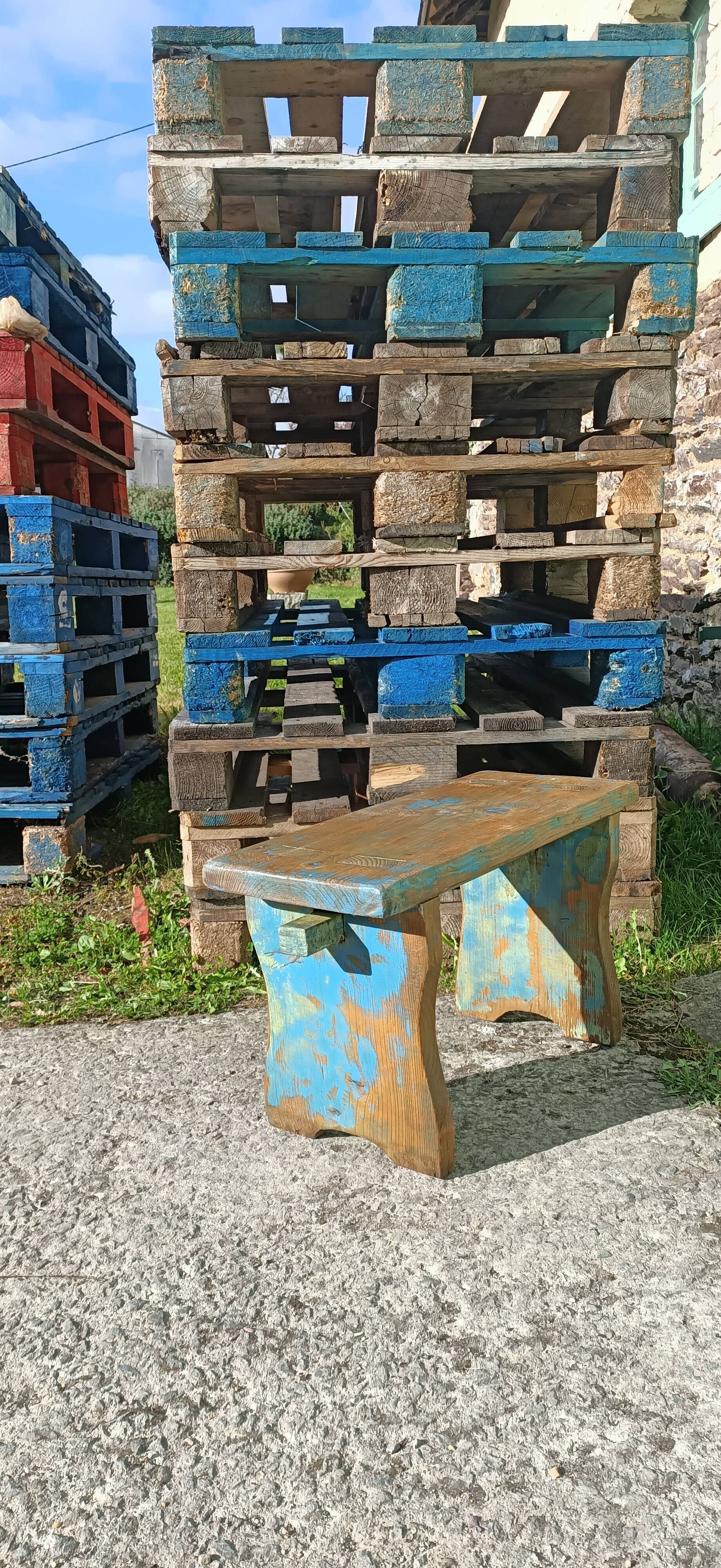 Banc repose-pieds patiné