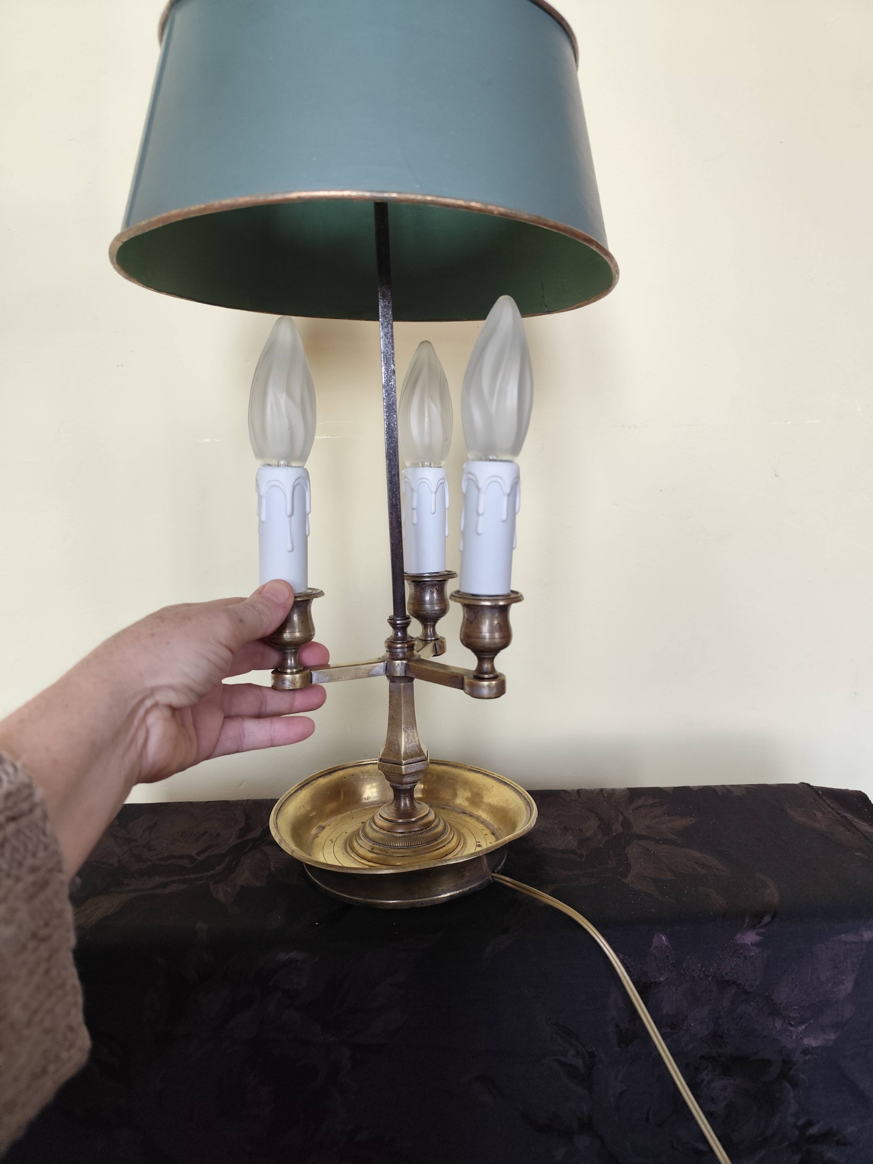 Three-light bouillotte lamp in gold metal, desk lamp.