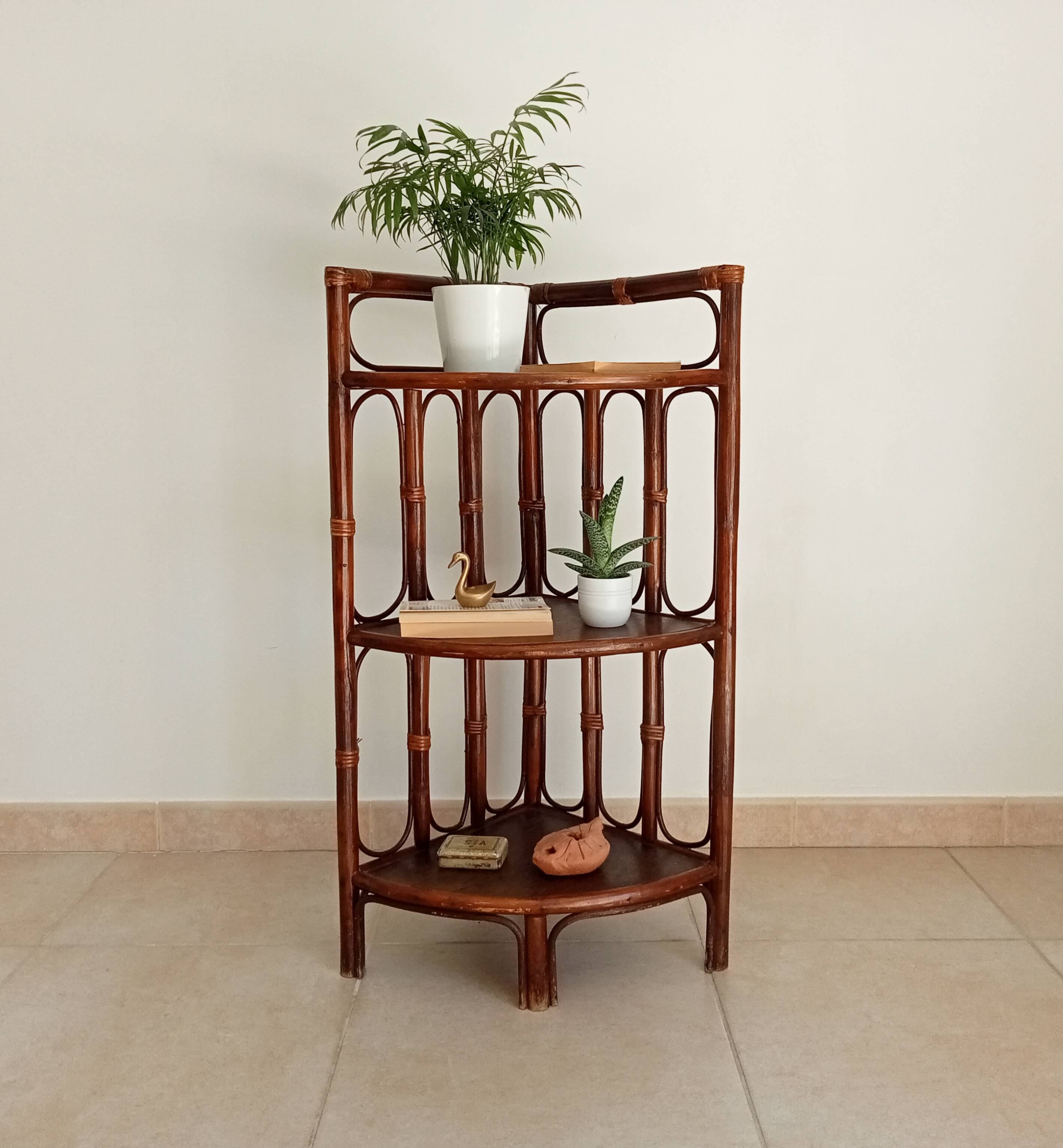 Étagère d' angle vintage bambou et rotin années 70