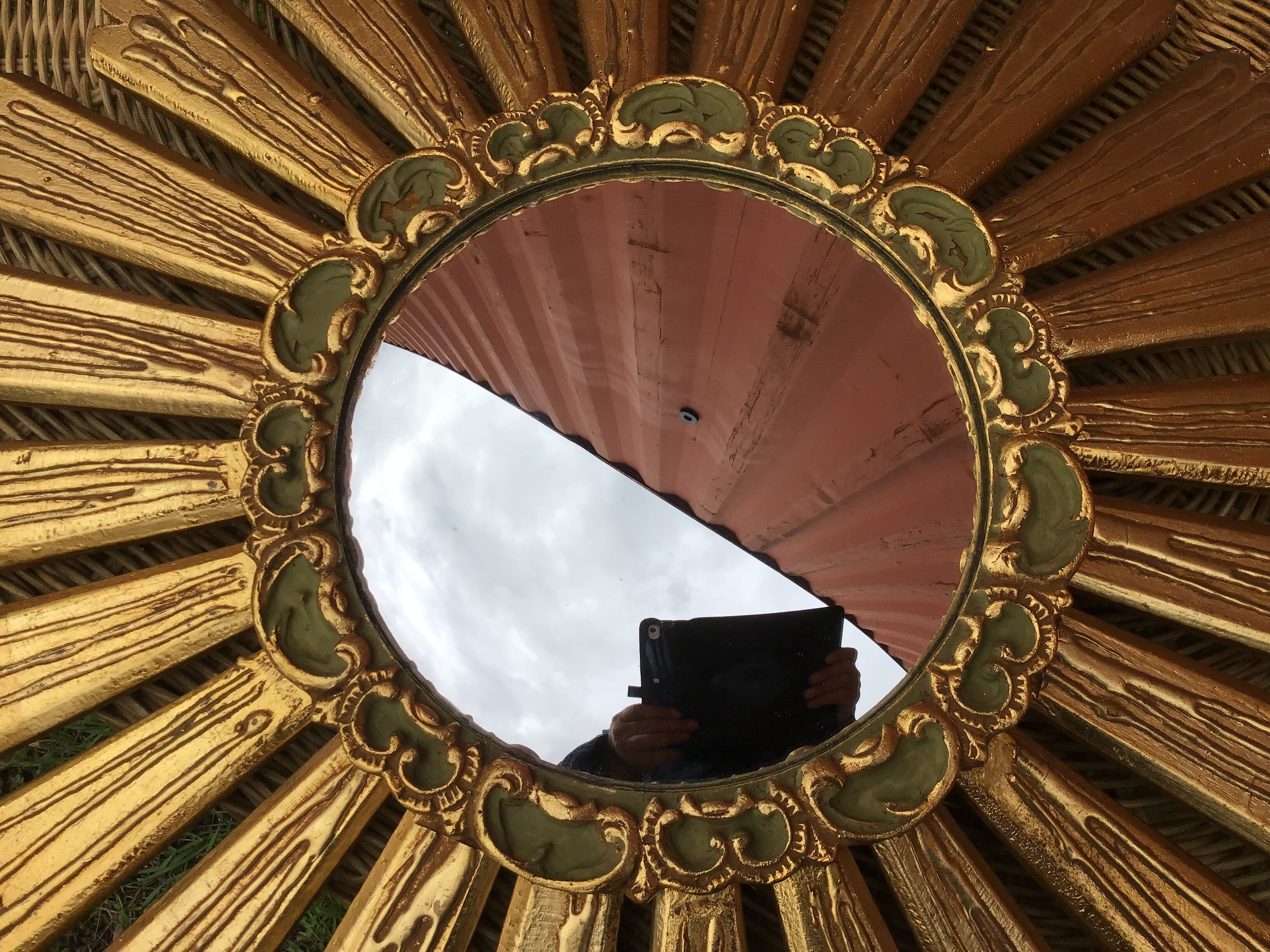 Miroir soleil, œil de sorcière, en bois doré vers 1960-70