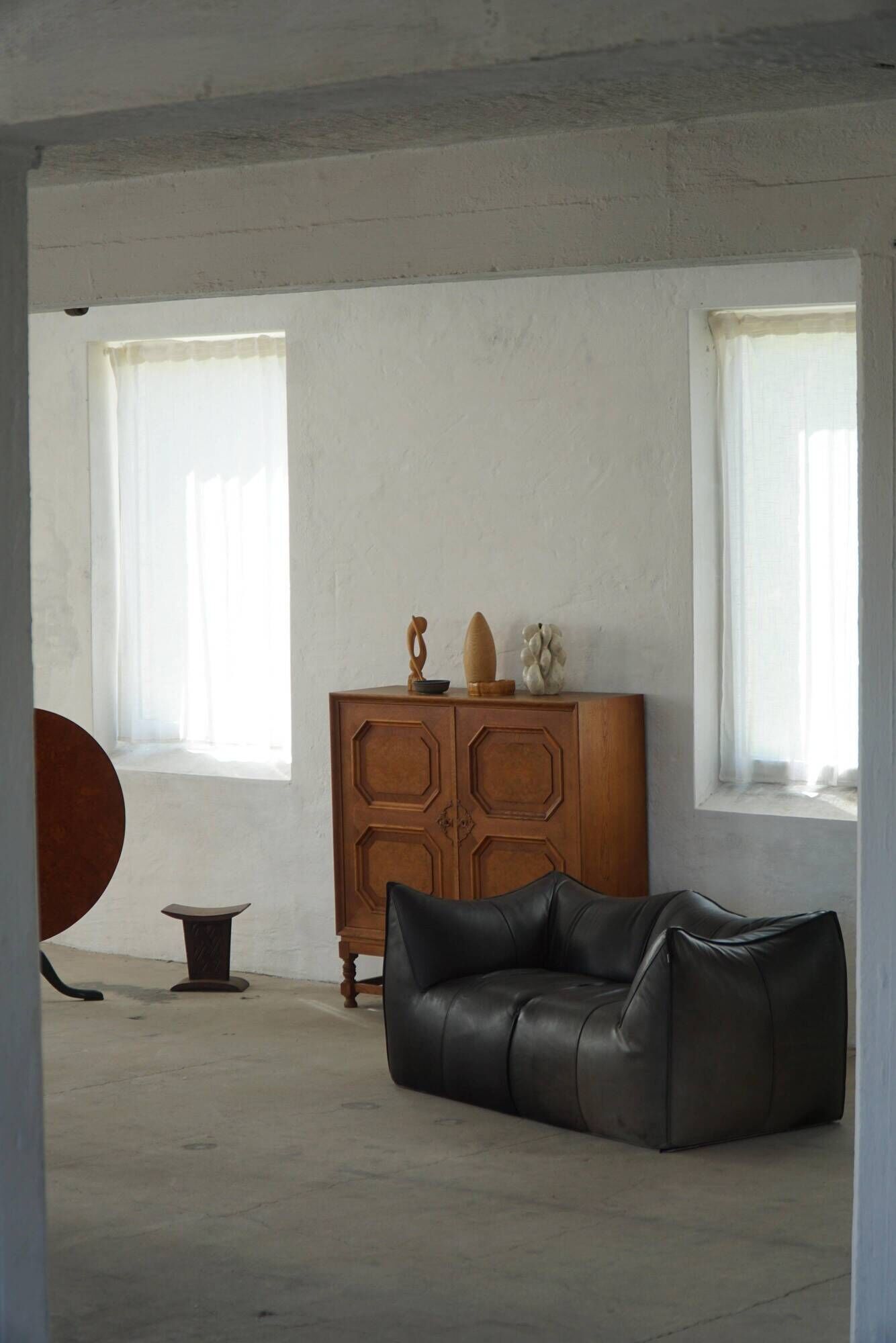 Classic sculptural Danish wardrobe in oak veneer and burl wood, 1950s.