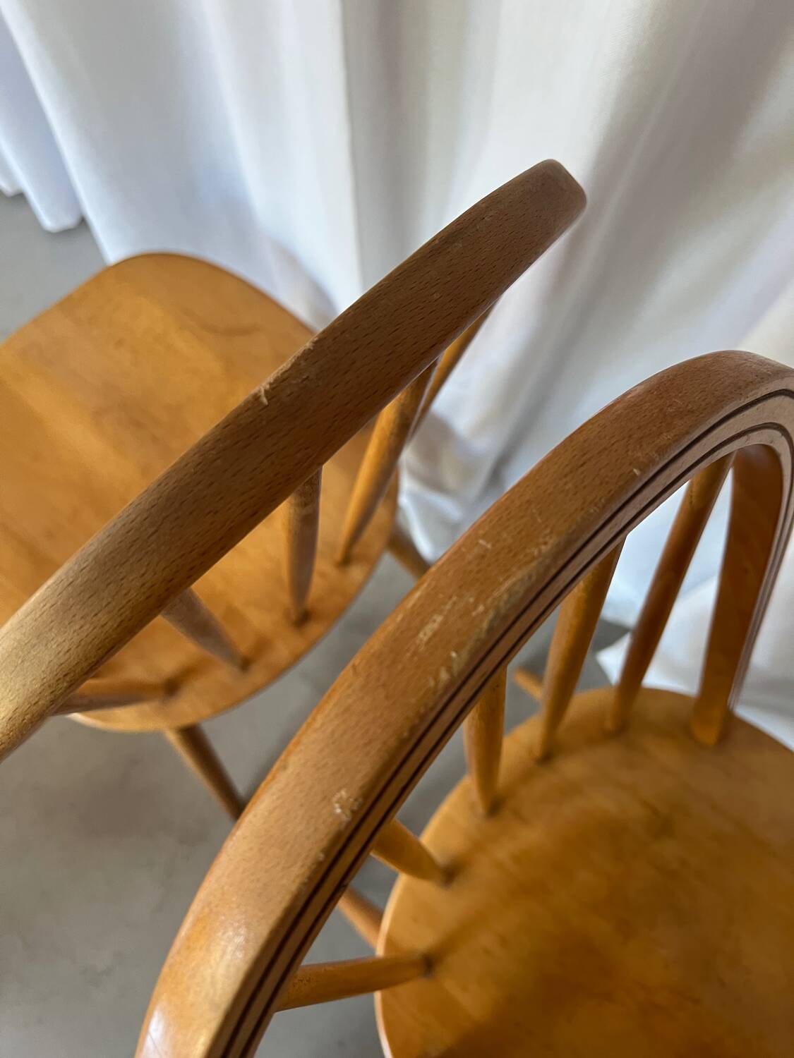 Paire de chaises scandinaves en bois clair