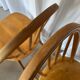 Paire de chaises scandinaves en bois clair