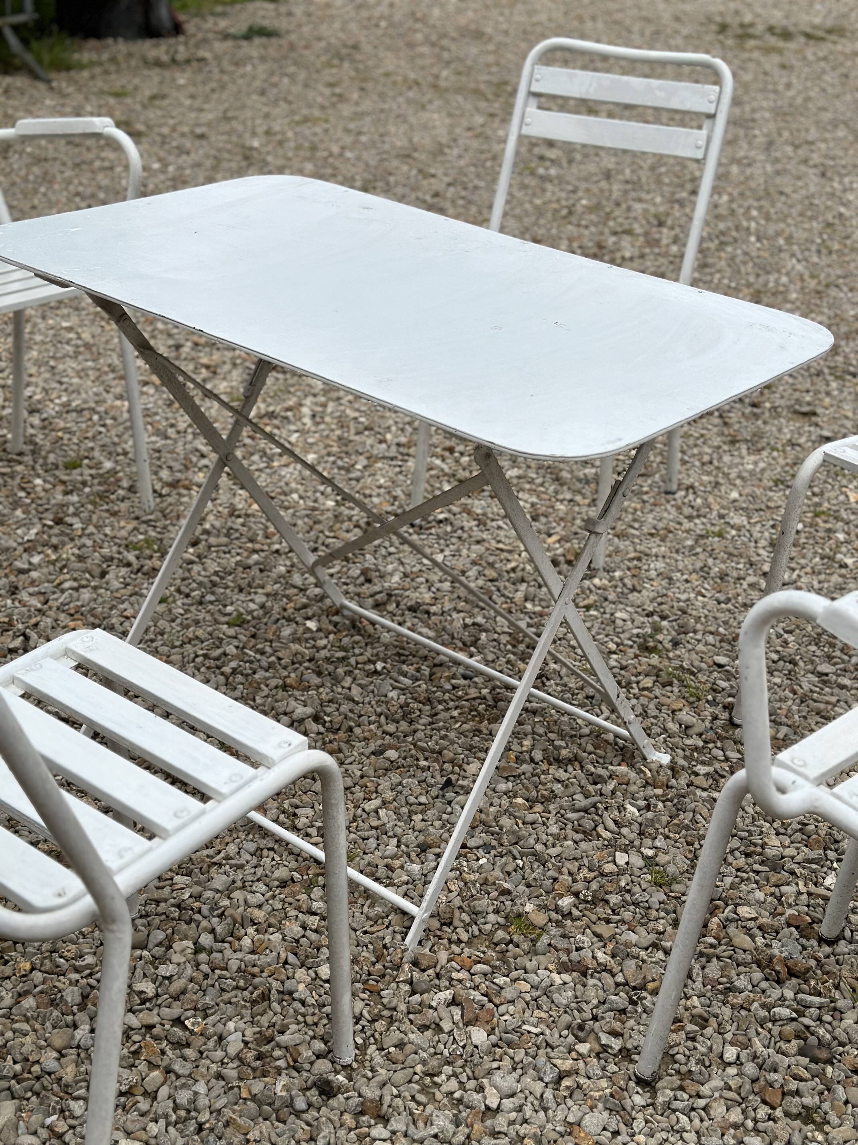 Garden furniture in wrought iron and wooden slats composed of two armchairs, 4 chairs and a table.