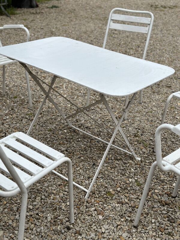 Salon de jardin en fer forgé et lattes de bois composé de deux fauteuils, 4 chaises  et d'une table.