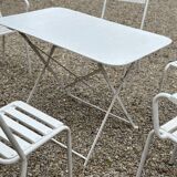 Garden furniture in wrought iron and wooden slats composed of two armchairs, 4 chairs and a table.