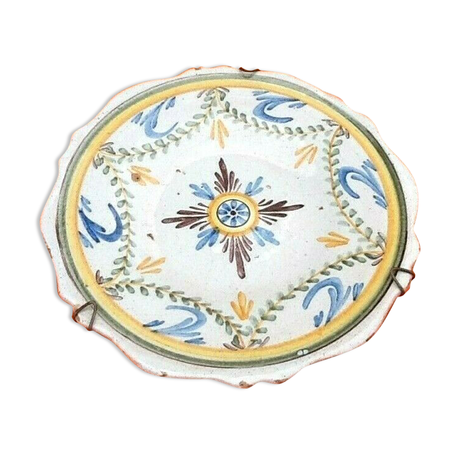 Plate (small format) polychrome earthenware XVIIIth Nevers. Wing godronnée...