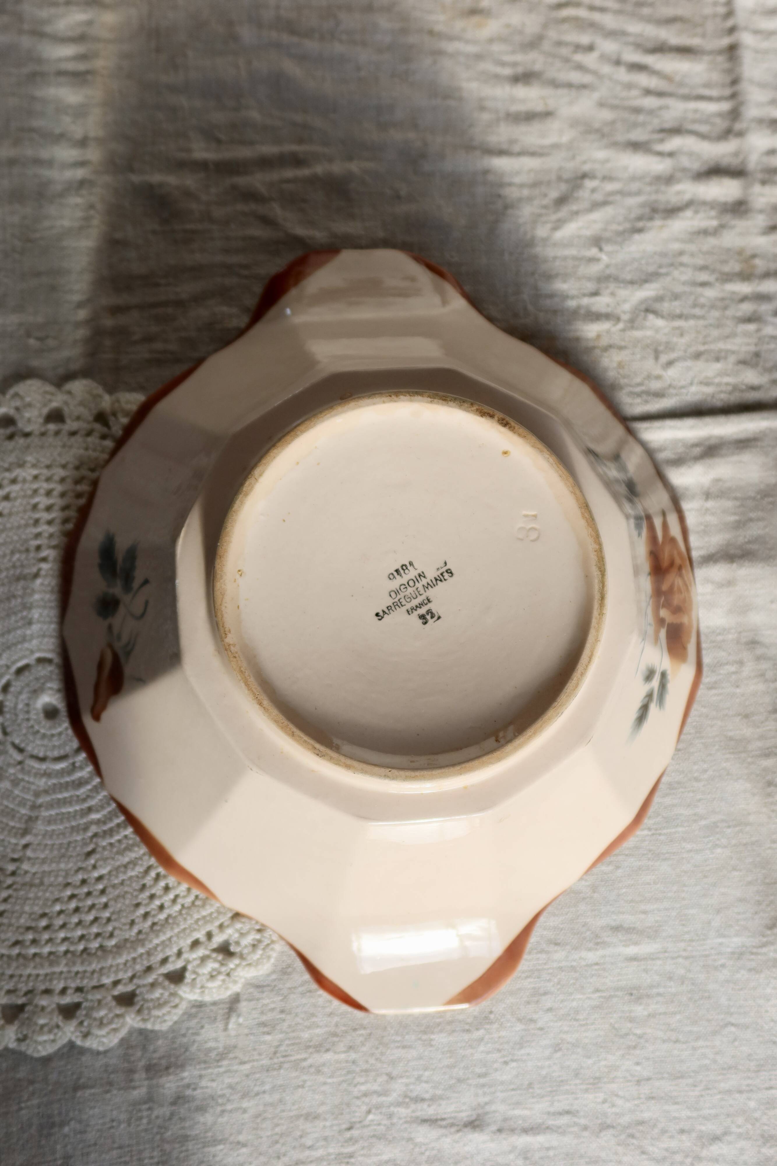 Antique pink earthenware soup tureen - Red floral decoration - Digoin