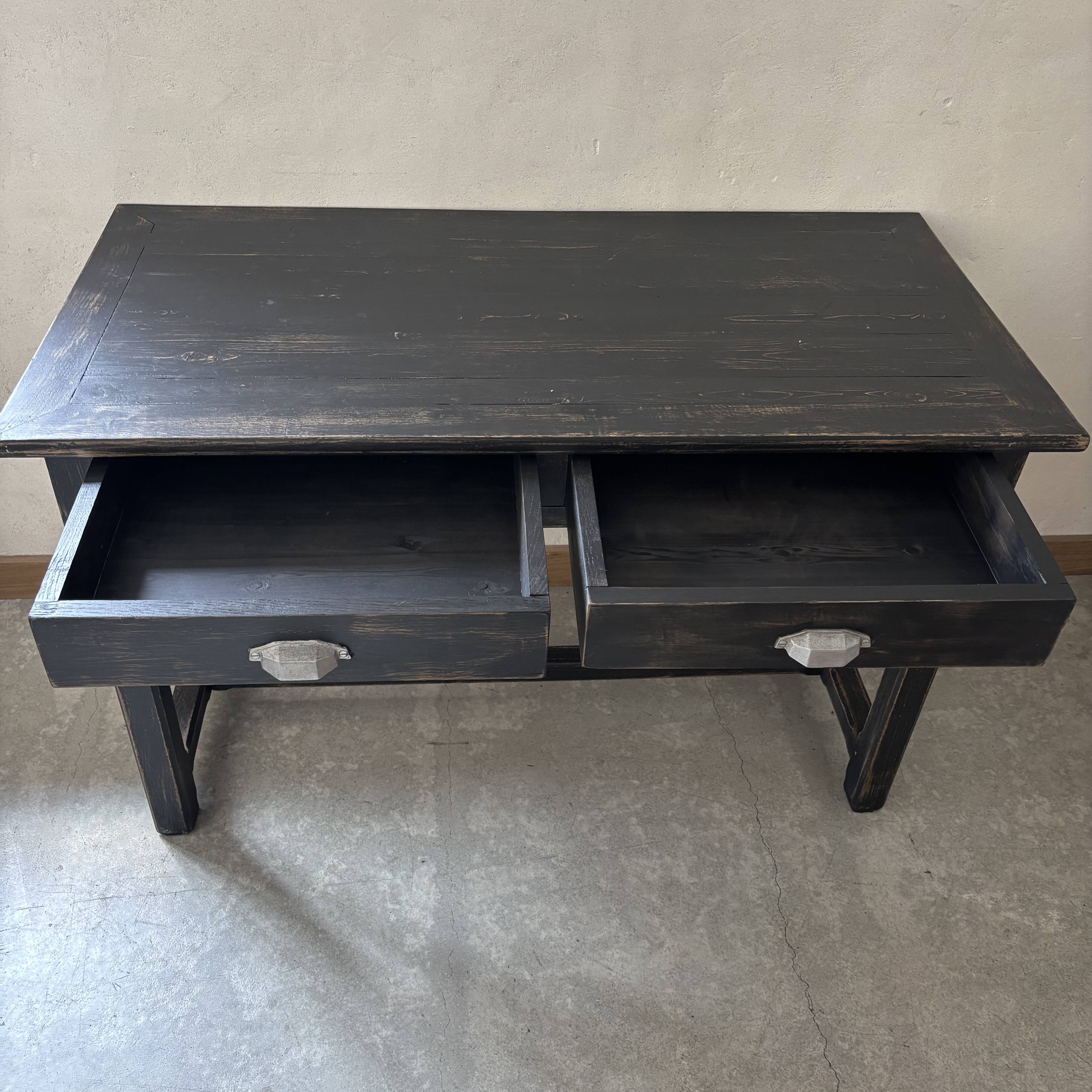 Black table with 2 drawers
