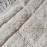 Tapis Berbère Béni Ouarain uni blanc à motifs lignes géométriques incrustés en laine