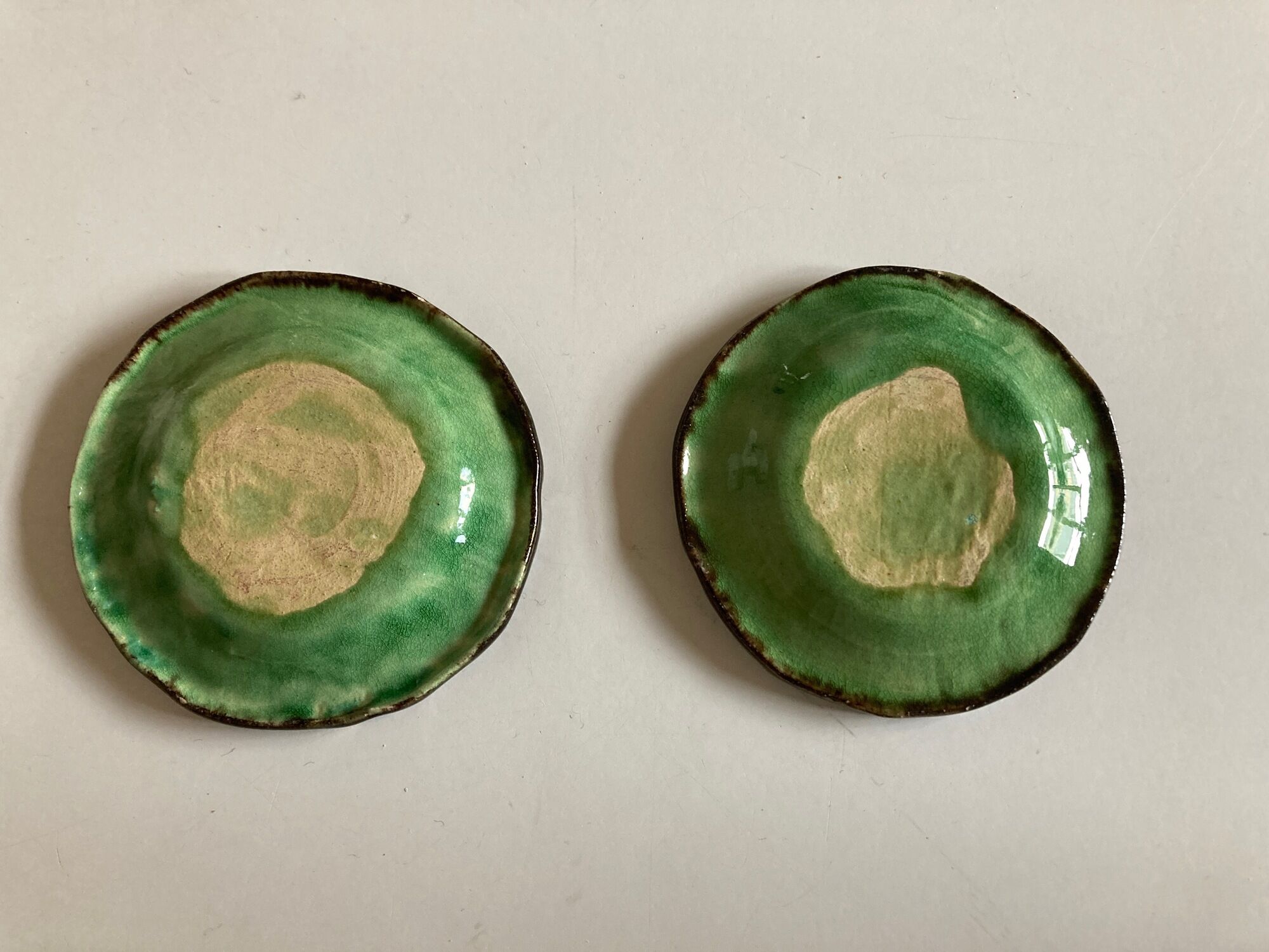 Pair of glazed clay plates with XXS Dieulefit 1950 gadroons