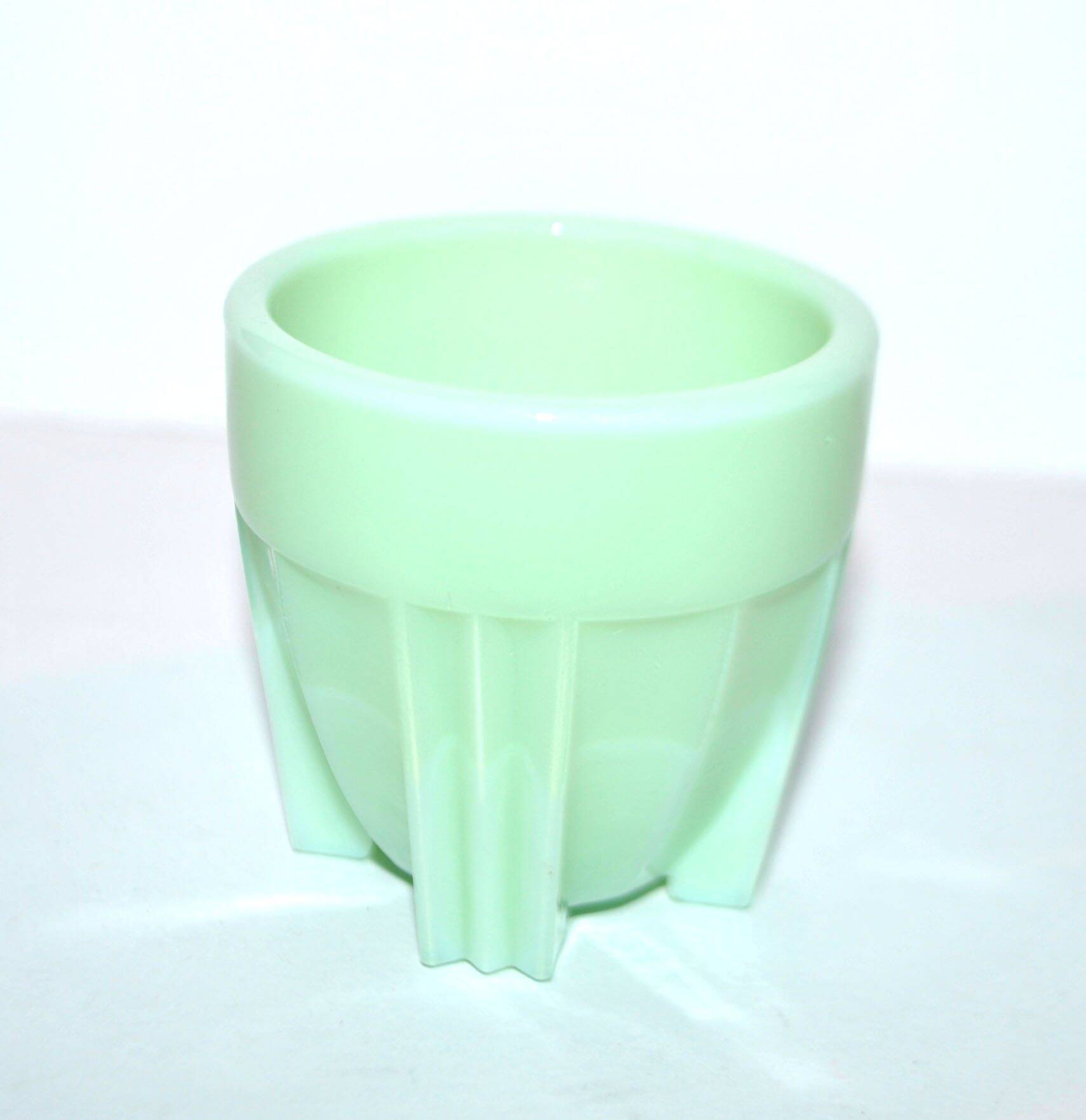 Egg cup – Art Deco cup in light green opaline glass