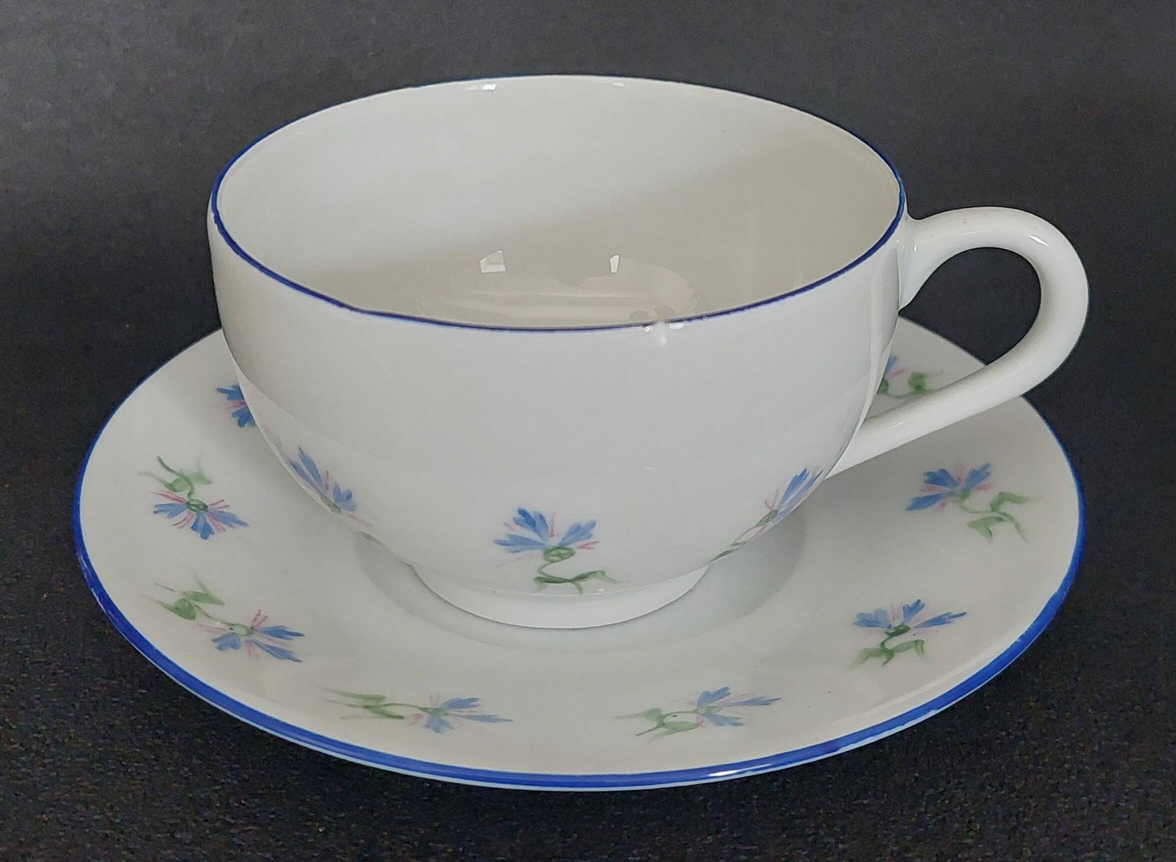 Tasse en porcelaine décor aux barbeaux peint à la main A.M