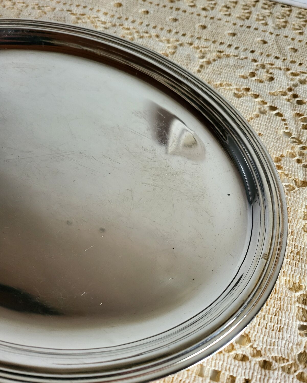 Small oval dish in silver-plated metal