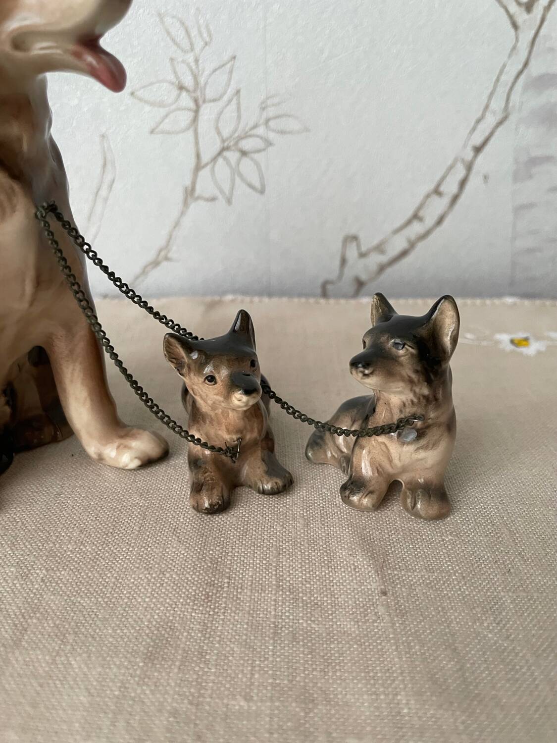 Figurine chien berger et ses 2 petits en céramique vintage