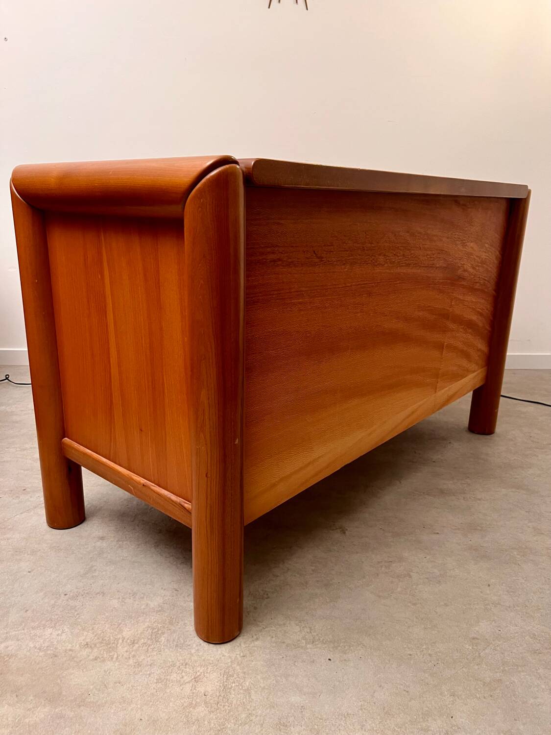 Ancienne commode 3 tiroirs en orme massif design années 70 brutaliste