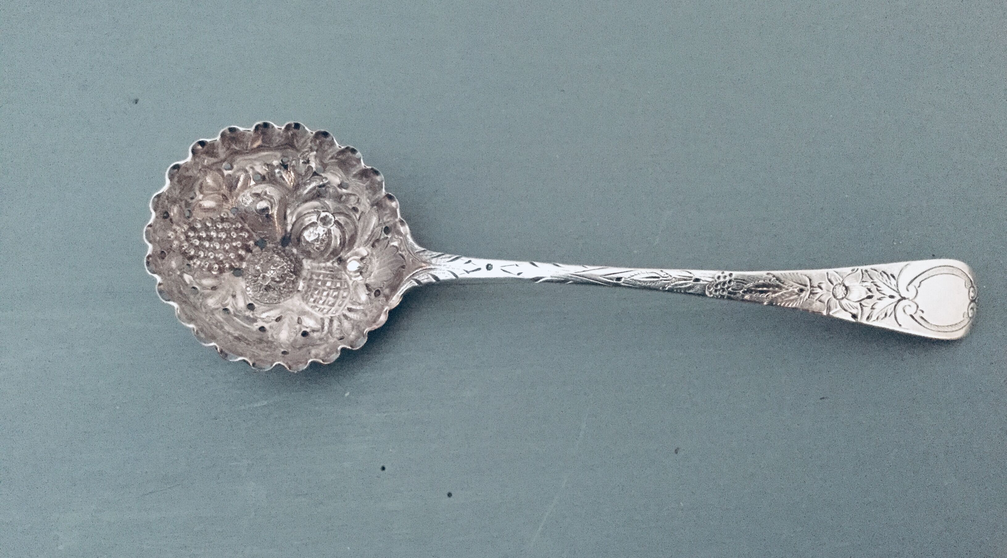 Cuillère saupoudreuse argent massif