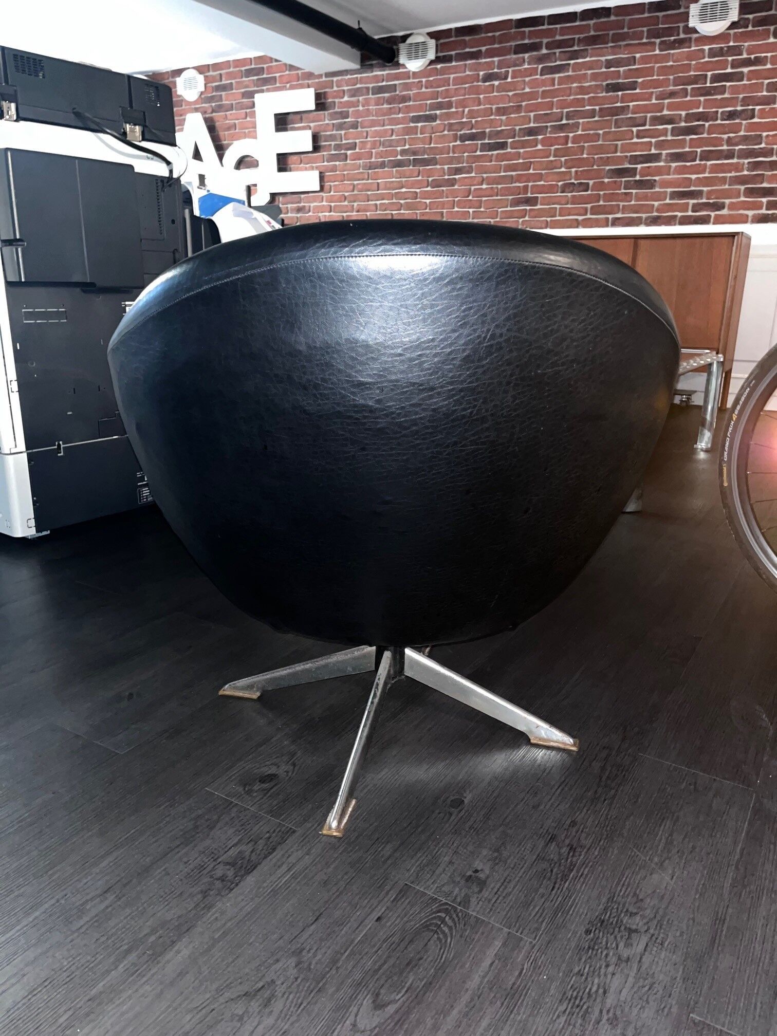 Paire de fauteuils Egg 1960 skai noir