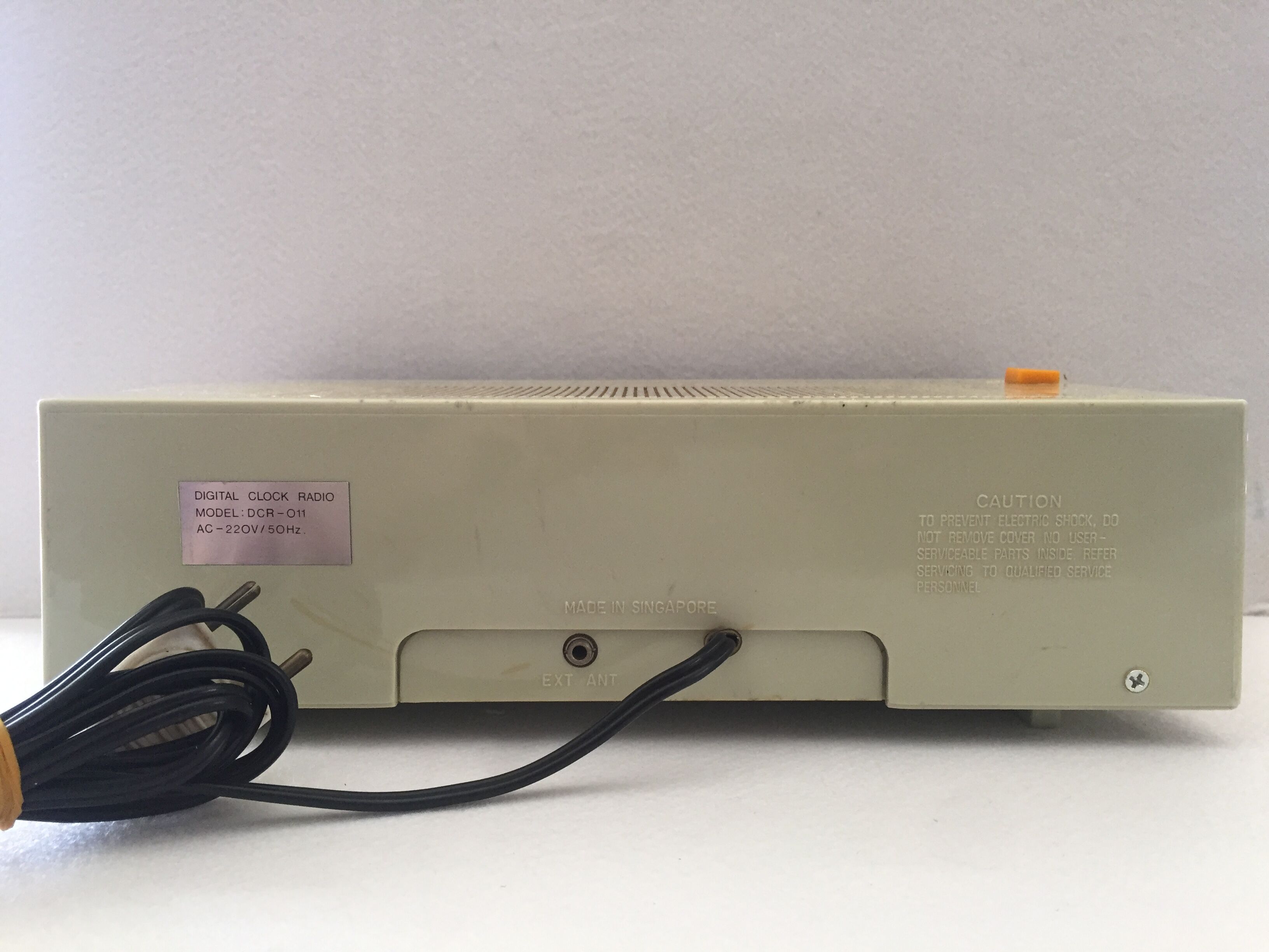 Old vintage electric alarm clock radio universum dcr-011 slat model