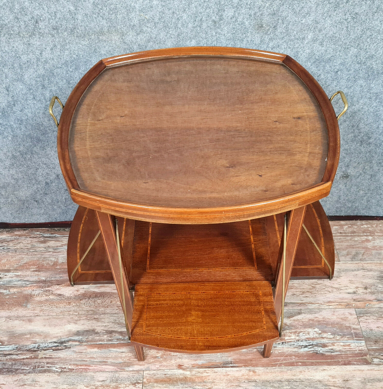 Table a thé louis xvi en acajou clair et filets vers 1900
