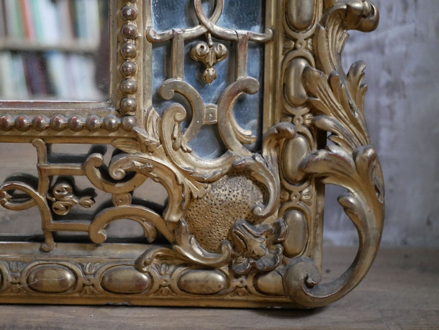 Miroir à parcloses et fronton 180x119cm