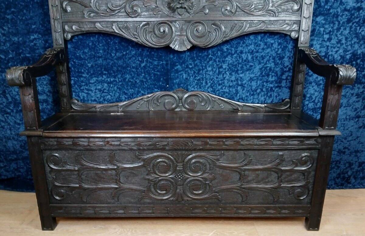 Italian Renaissance style solid wood storage bench