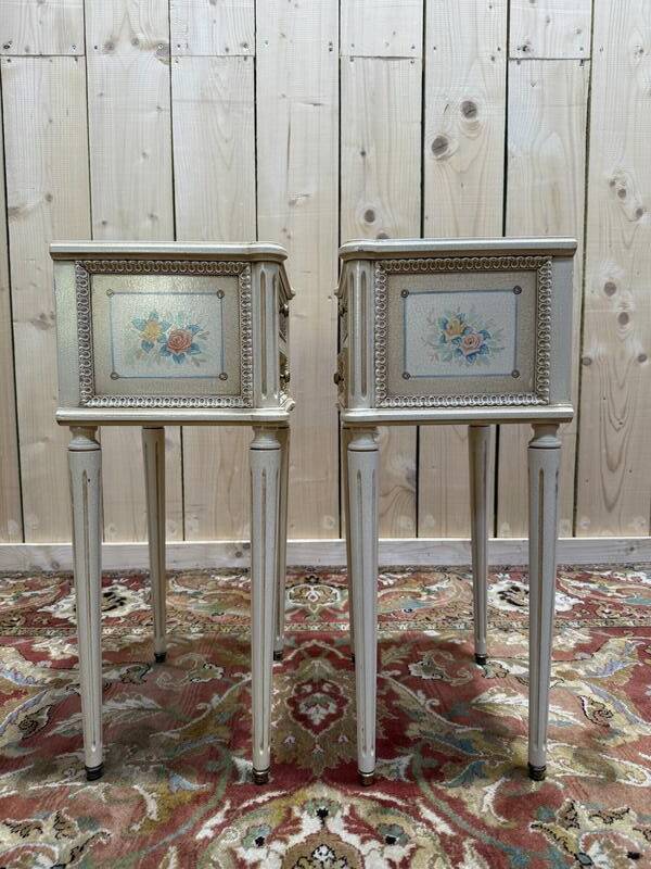 Paire de tables de chevets de style Louis XVI en bois peint