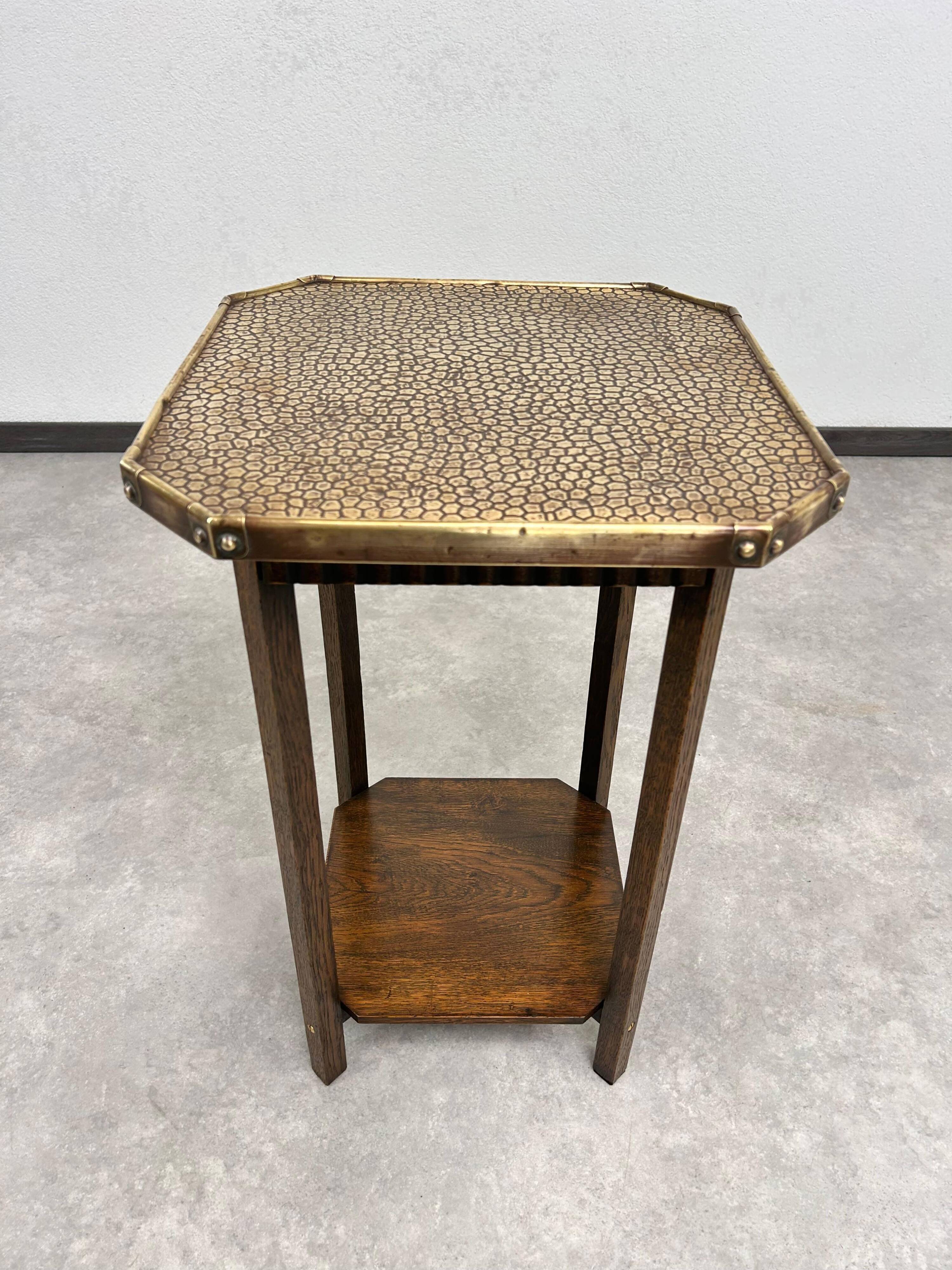 Table d'appoint Jugendstil avec plateau en laiton martelé