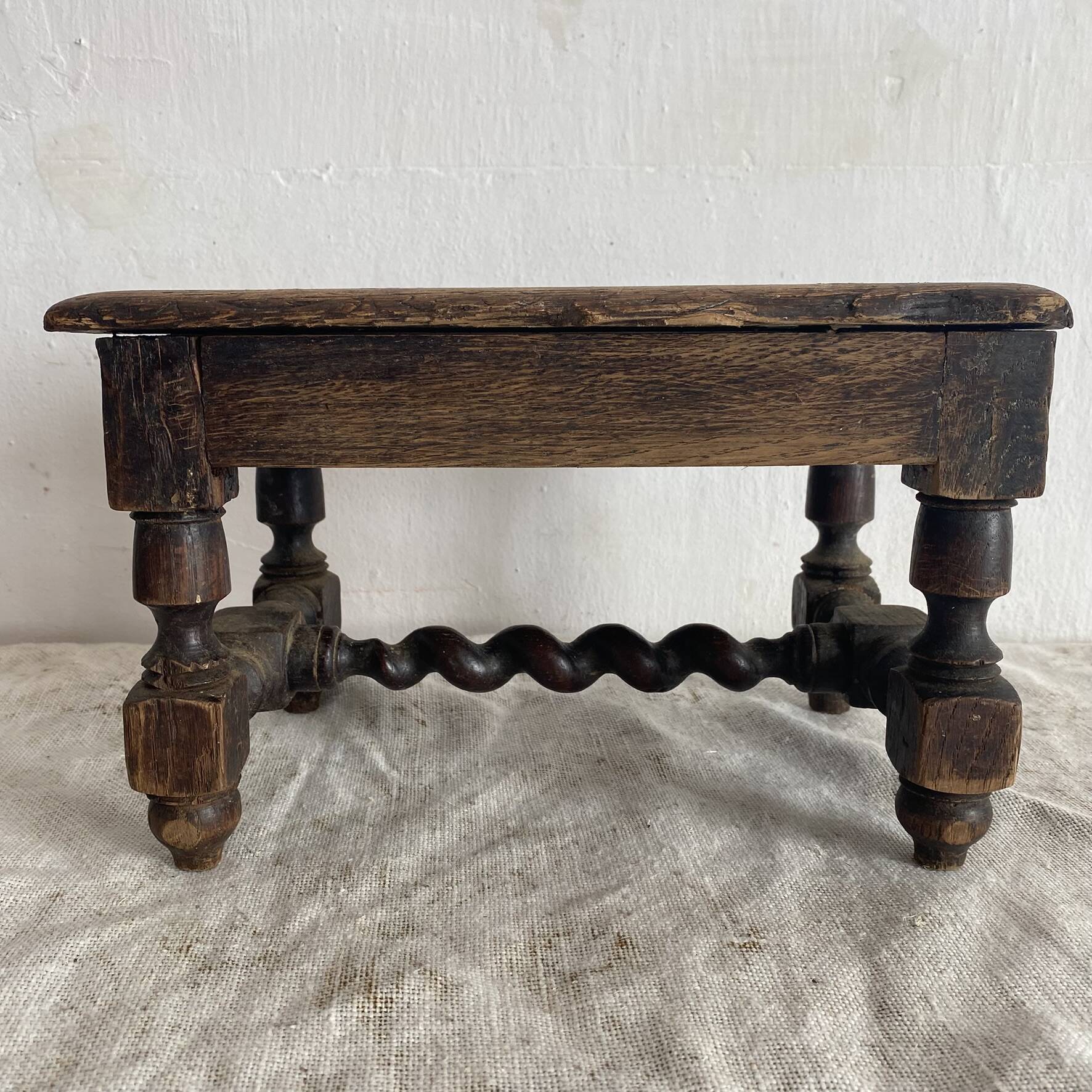 Tabouret bas ancien brodeuse en bois tourné