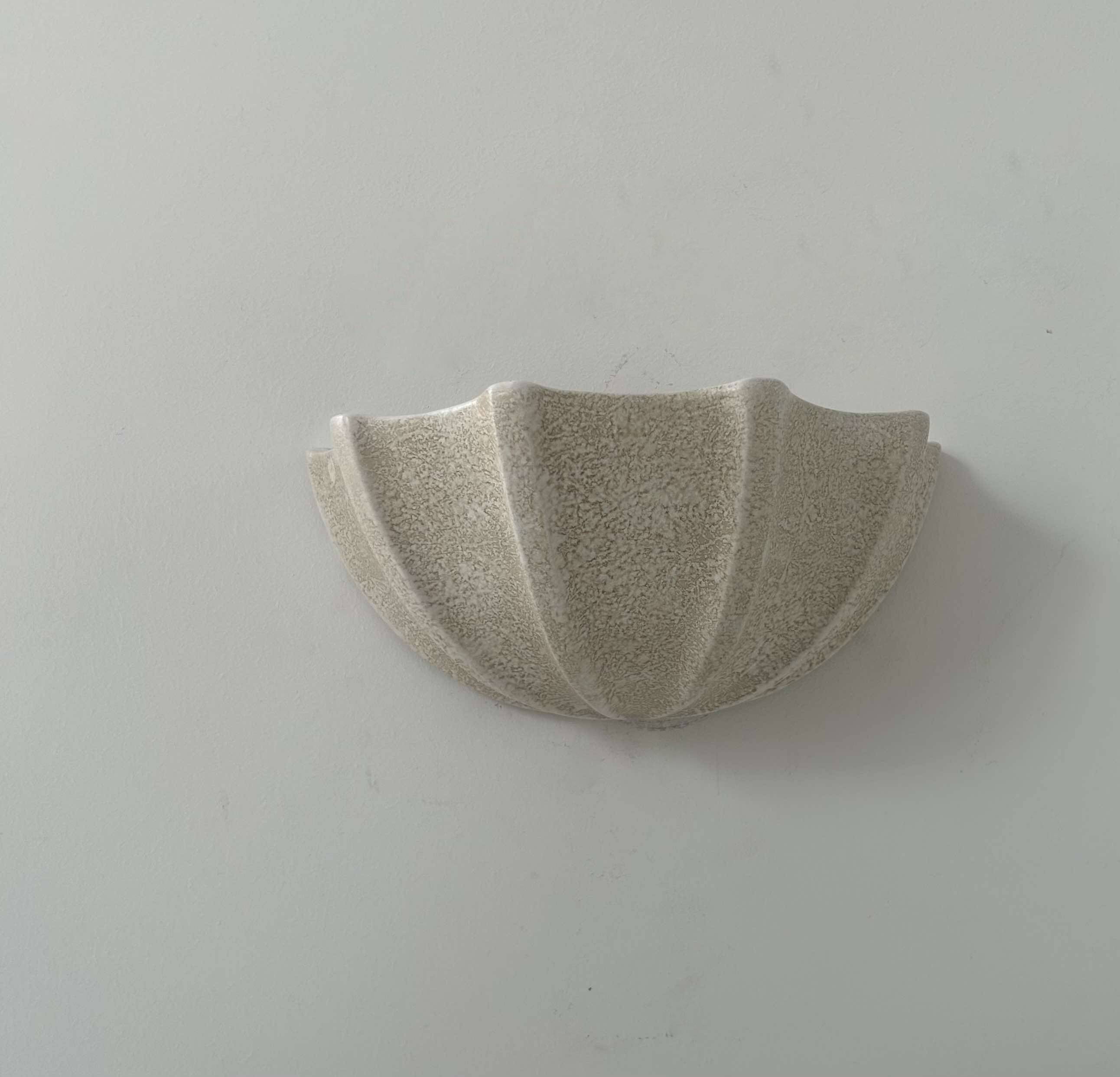 Vintage porcelain shell wall light, speckled beige, France 1960
