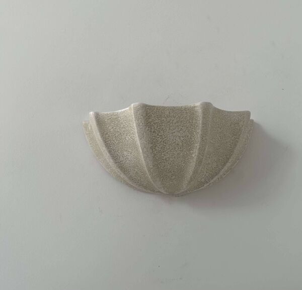 Applique vintage coquillage porcelaine, beige moucheté, France 1960