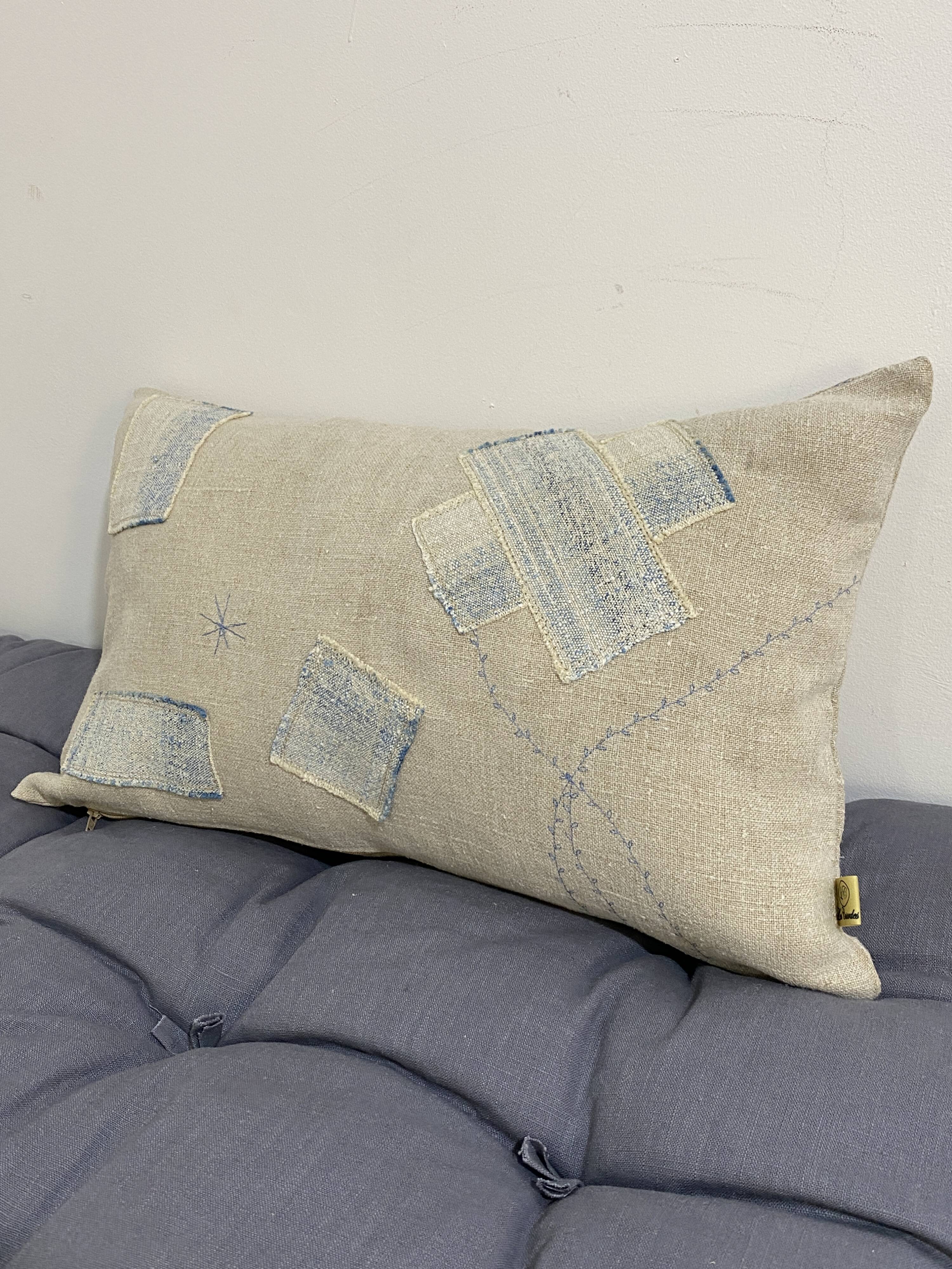 Coussin artisanal en toile ancienne style Kilim