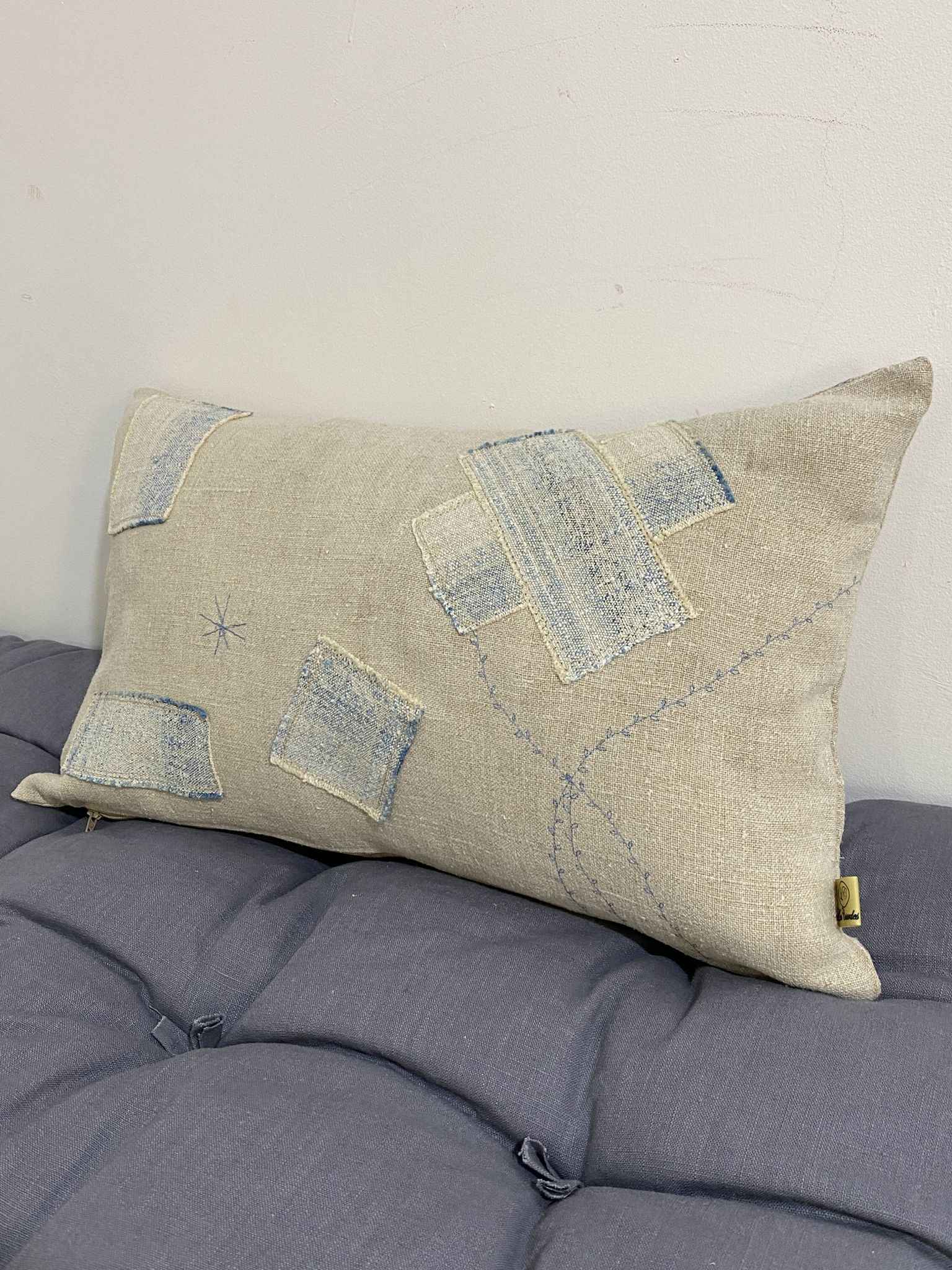 Coussin artisanal en toile ancienne style Kilim