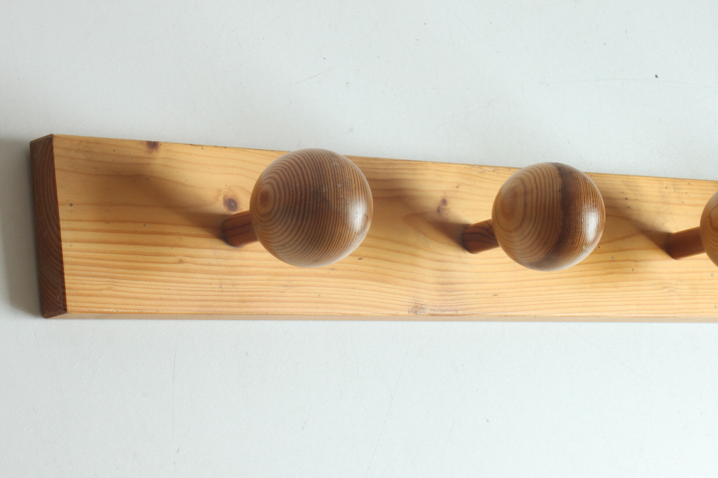 Scandinavian pine wooden ball shaped coat hooks, 1970s.