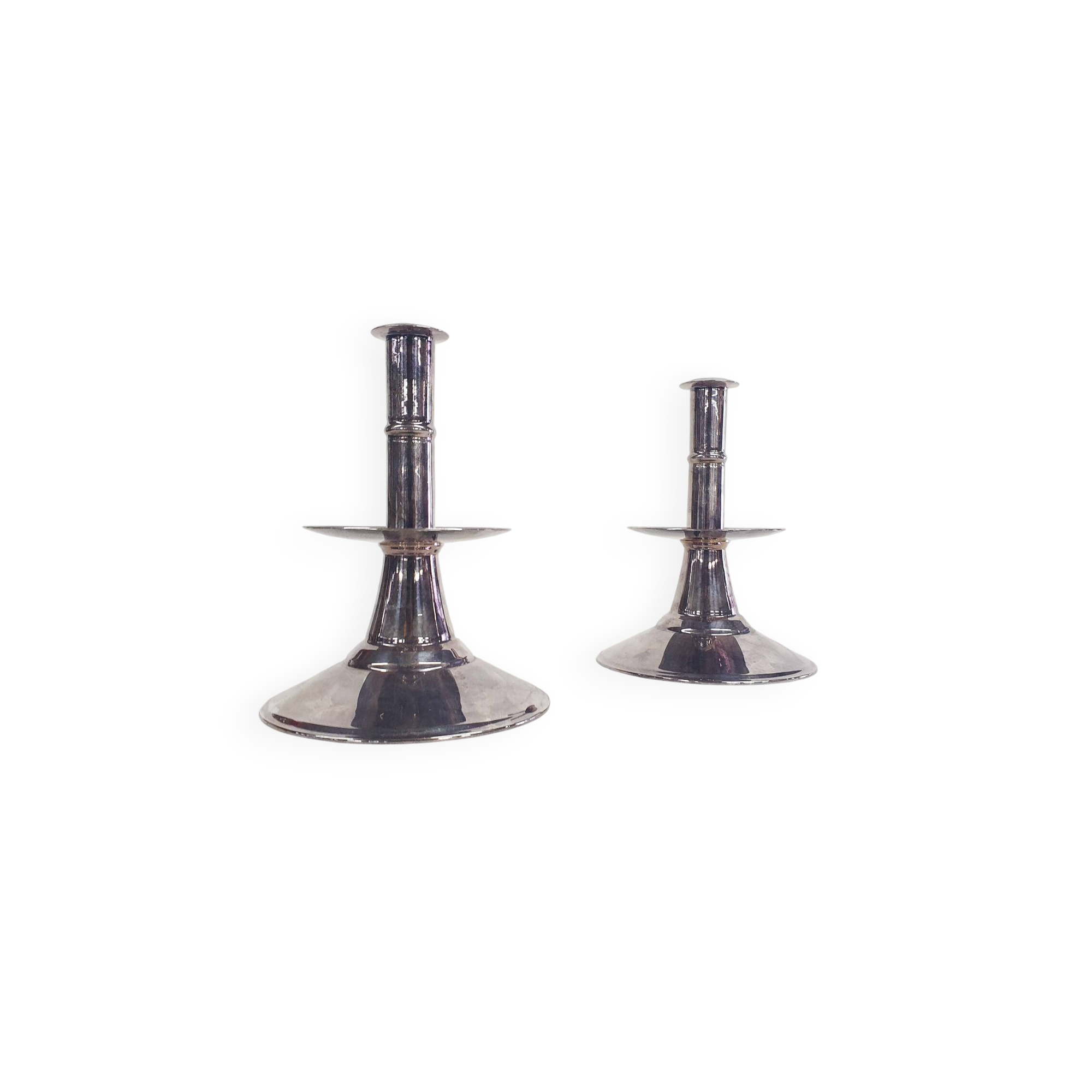 Ensemble de deux bougeoirs en argent, Angleterre, années 1670