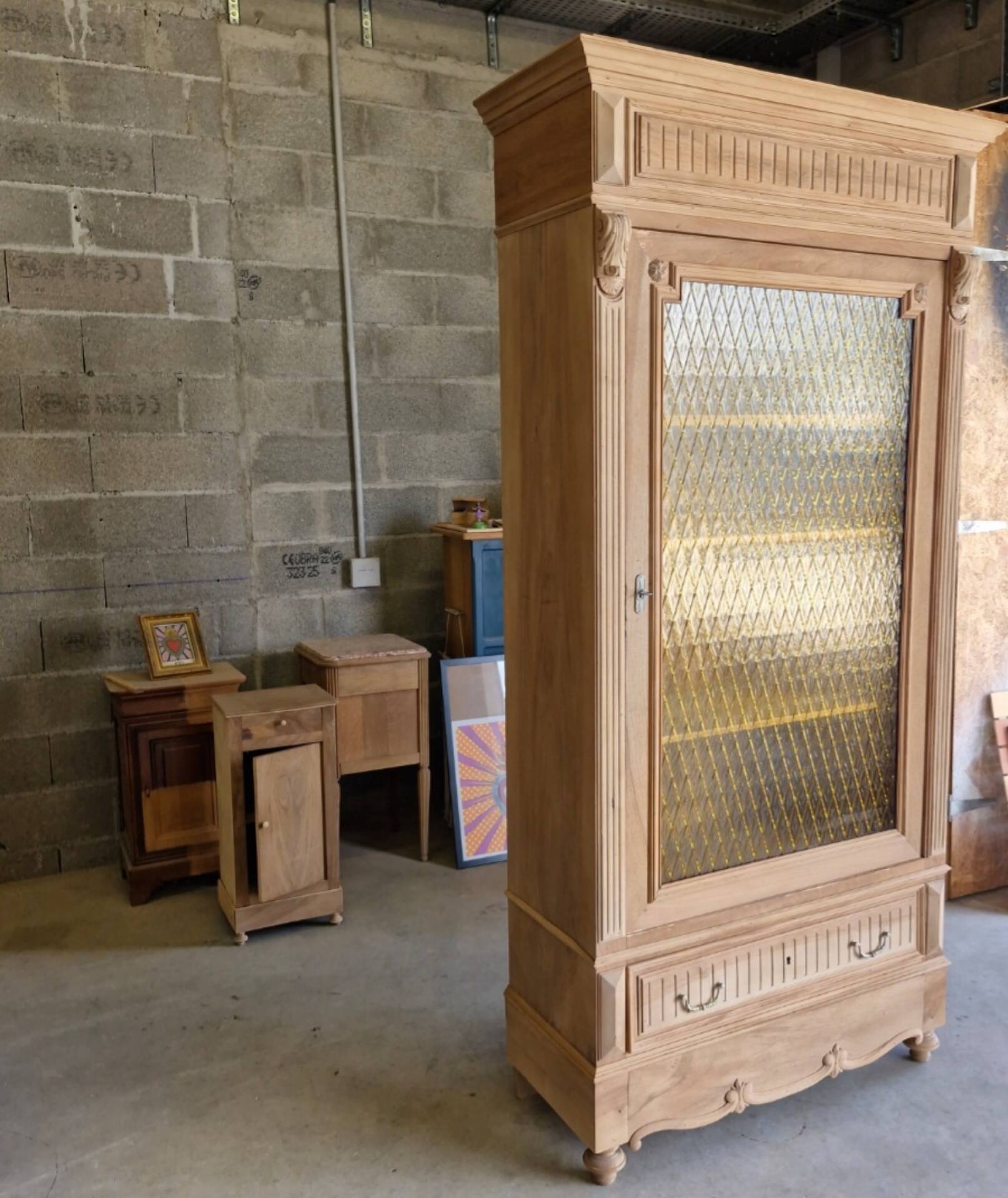 Vitrine ancienne néo-Louis XVI aérogommée
