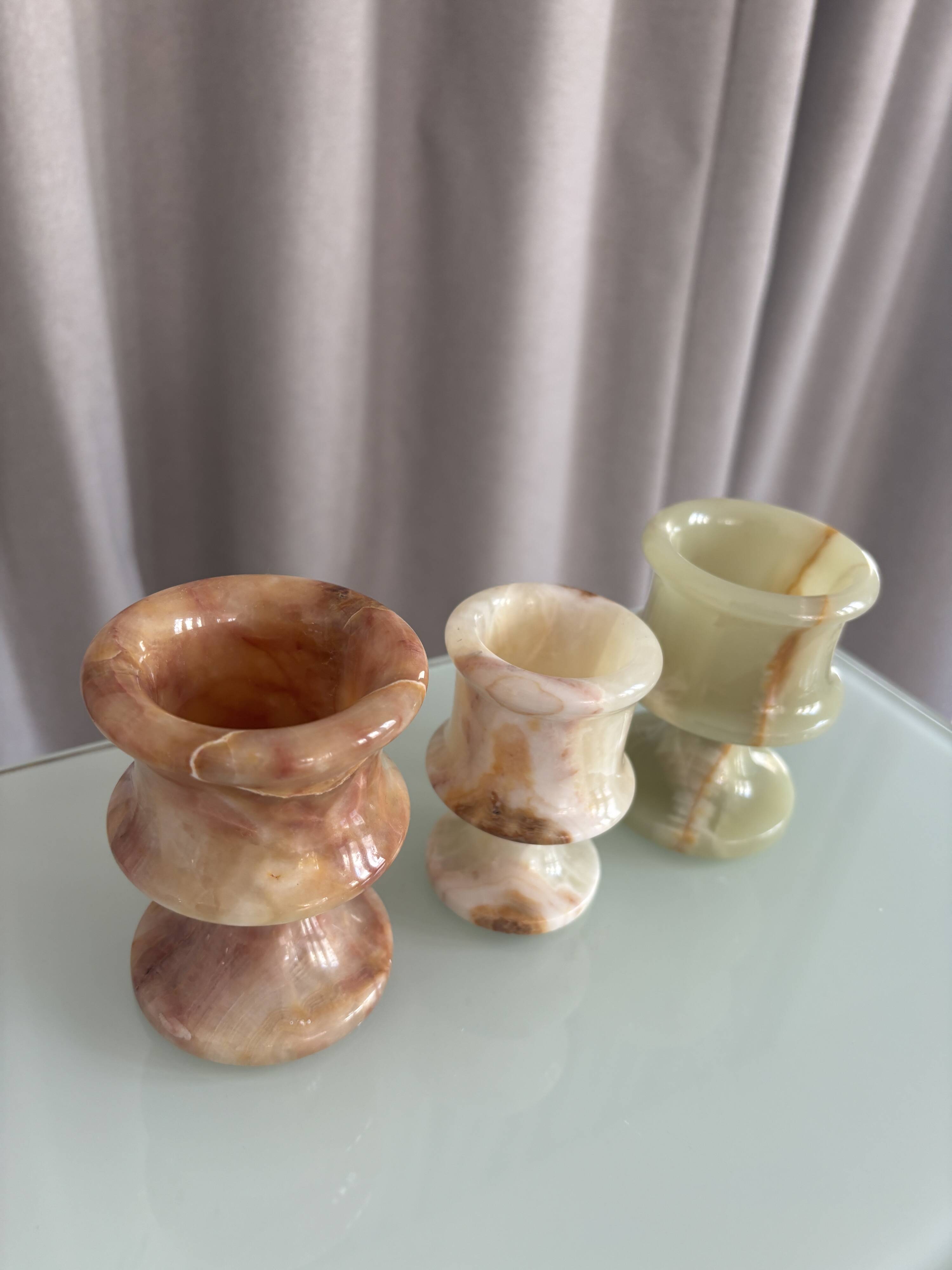 3 vases en onyx sculptées à la main