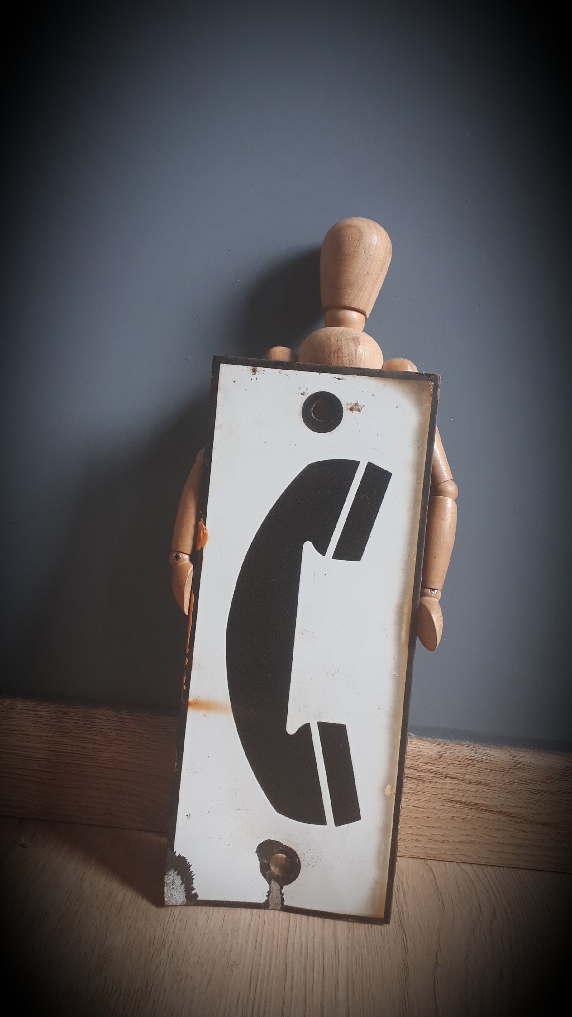 Enamelled phone plate