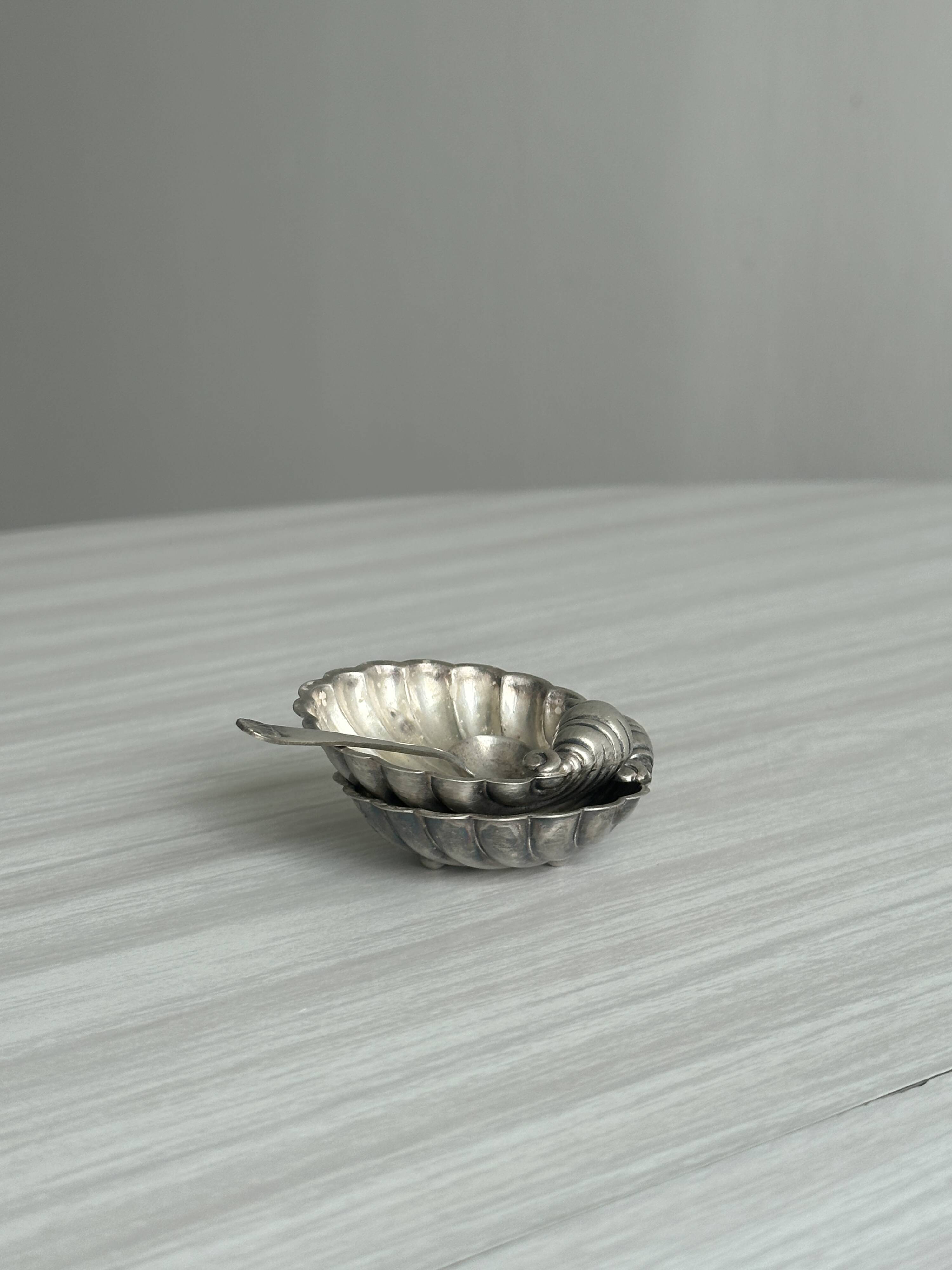 2 light metal shell cups