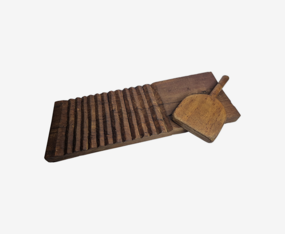 Ancienne planche de lavandière sculptée à la main avec son battoir