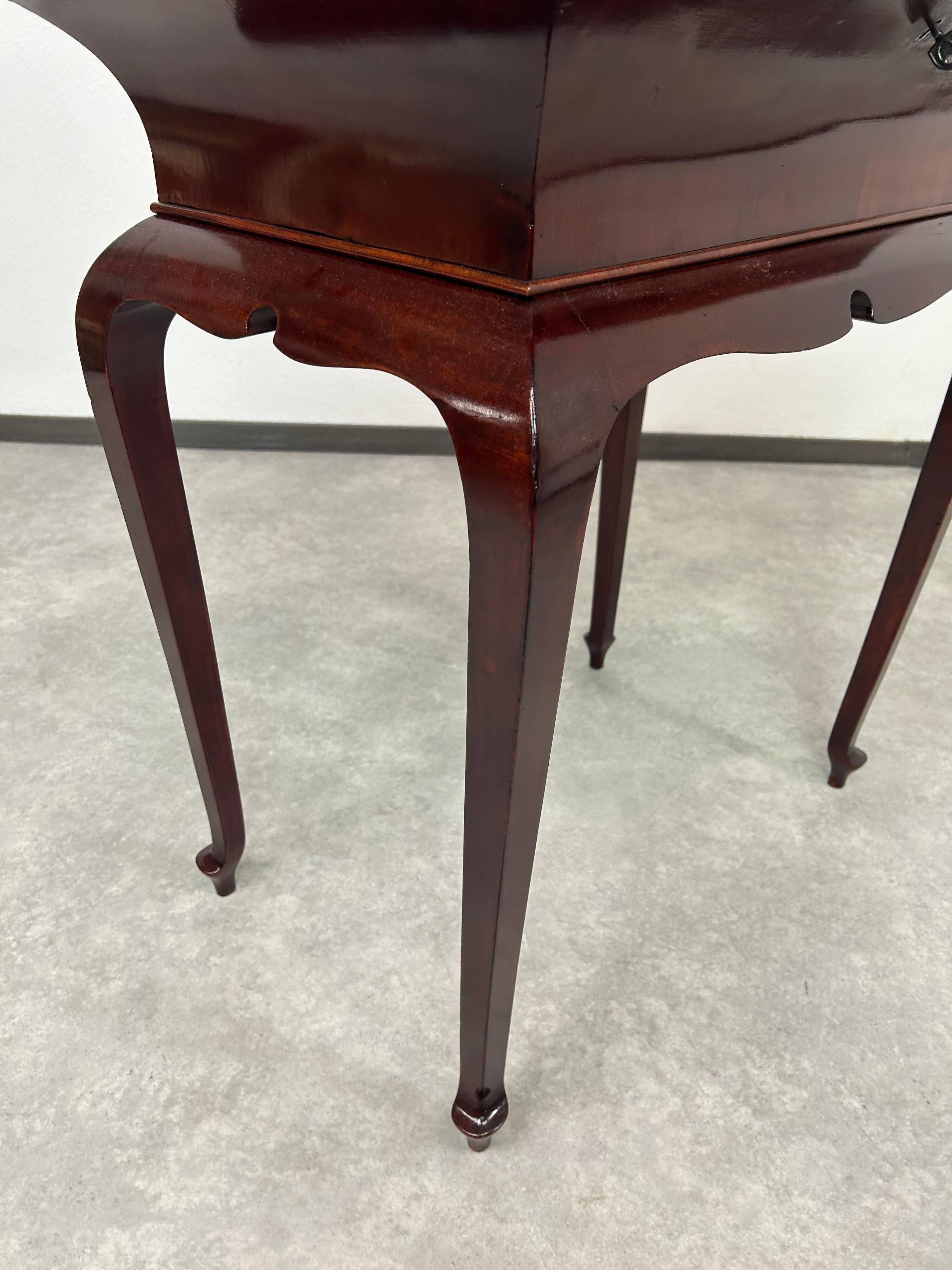 Art Deco display table in mahogany