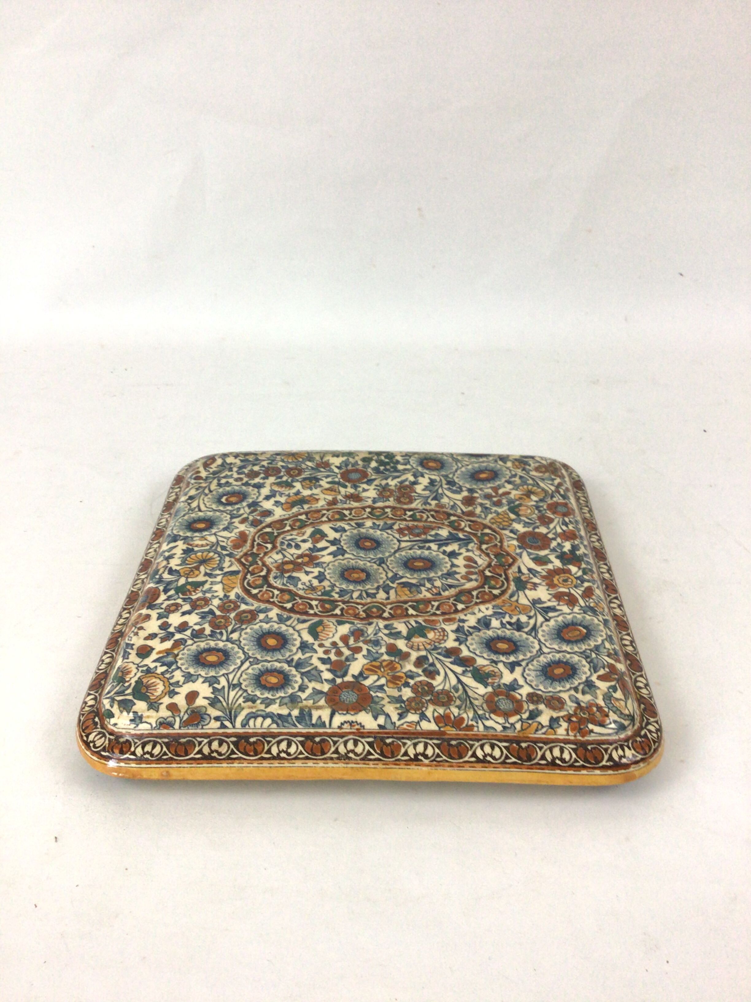 Dessous plat en Gien 1876